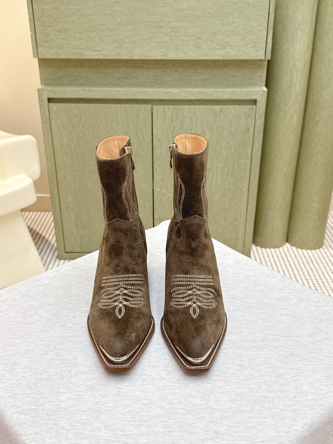 NO:497875,Purchase grade｜D0271Celine 25ss autumn and winter new product, retro thick heel, Chelsea pointed toe, iron button short boots. Celene has many beautiful styles this season. For example, this military boot is very motorcycle style. It focuses on praising the boot barrel design and does not pick the leg shape at all. It turns into long legs in seconds when you put your feet on, which is super slim and versatile!  It's absolutely amazing. The upper is imported suede/imported calfskin. The inner imported sheepskin. The original leather outsole. Size#35-40 (customized for 40), boots, celine, celine, boots, cowhide, sheepskin, chamois leather, Leather soles19860909代购级｜D0271Celine 赛琳 25ss秋冬新品 复古粗跟 切尔西 尖头 铁扣短靴 塞琳这一季好看的款式真的是很多 比如这款军靴就很机车风 重点夸夸靴筒设计 完全不挑腿型 上脚秒变大长腿,超级显瘦又百搭！简直绝绝子了 鞋面原版进口麂皮/进口小牛皮 内里进口羊皮 大底原版真皮大底 Size#35-40（40定做）,靴子,celine,celine,boots,cowhide,sheepskin,chamois leather,Leather soles,Women's Shoes