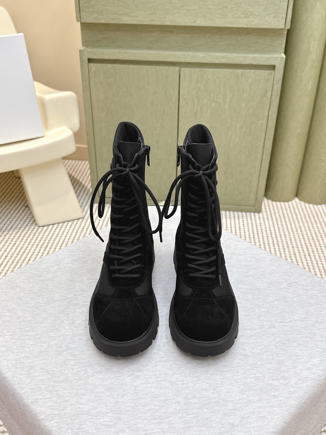 NO:511996,Purchase grade | D312Celine Good product recommendation Maillard foam Martin boots, thick-soled short boots... The popularity continues to upgrade~ Long-term model. The high-end version was highly praised by many internet celebrity bloggers in the season. It is perfectly refined with small round toe on the shoe last, very well-placed, smooth and upright, and neat craftsmanship. The car line is super textured~ It looks very slim on the feet, heightening, versatile, fashionable outfit!  Size#35-41 (40.41 custom made without return), boots, celine, boots19860909代购级｜D312Celine 好物推荐美拉德泡绵马丁靴 厚底短靴..热度持续升级～长期款 高版本当季深受众多网红博主热捧,完美精修鞋楦小圆头,非常到位,线条流畅版型正 ,整齐工艺车线超有质感～上脚非常显瘦,增高,百搭,时髦穿搭！ Size#35-41（40.41订做不退换）,靴子,celine,boots,Women's Shoes