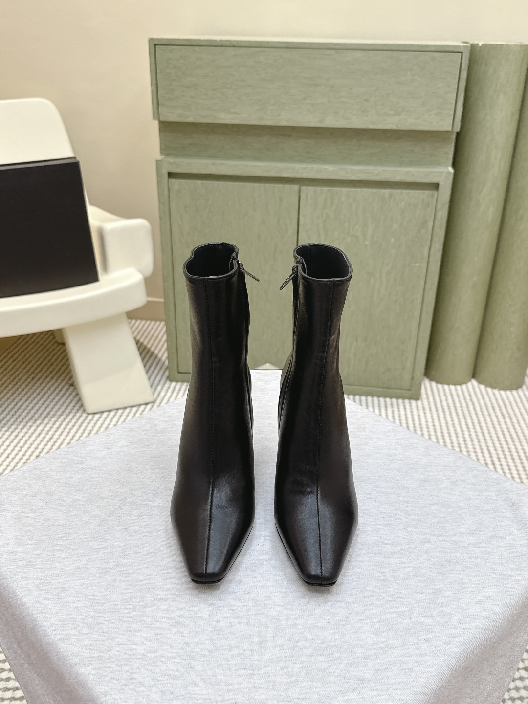NO:512000,Purchase grade | D425 Saint Laurent's new square-head high-heeled long and short style Who has no shortage of a new pair of boots in early autumn!  In the romantic and prosperous autumn, it is simply beautiful to match a pair of long boots or short boots. The texture of the upper with open beads must retain the original texture. The middle line of the upper is like leaving a road to autumn. The side zipper is invisible and more beautiful. There is no need to be so rigid when putting on and taking off the upper foot. The long boots and feet are decorated with the visual effect of the legs. The long legs are instantly get~ Happy~ Upper: Original sheepskin Inner: Original sheepskin Heel height: 7.5cm Size: 35-39 (40, 41 orders), boots, saint laurent, boots, cowhide, sheepskin19860909代购级｜D425  圣罗兰新款方头高跟长短款 谁的早秋不缺少一双新的靴子呢！在浪漫红火的秋季,搭配一双长靴或是短靴上脚出片简直绝美～开边珠牛皮的鞋面质感一定的保留原本的肌理感,鞋面中线走过,像留下一条通向秋天的路～侧面拉链隐形更美观,上脚穿脱也不用那么死板～长靴上脚修饰线条,腿部拉长视觉效果～大长腿秒get～美滋滋～ 鞋面 : 原版羊皮 内里 : 原版羊皮 跟高 : 7.5cm 尺码 : 35-39（40、41订）,靴子,saint laurent,boots,cowhide,sheepskin,Women's Shoes