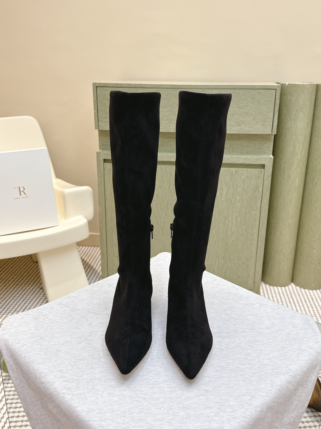 NO:512005,Purchase grade Boots 279｜D133The row's new cat heel boots are made of suede-like material and have a delicate texture. The boot shape is a slim short-tube design with zippers on the sides, which is easy to put on and off, and can fit the ankle lines well. The toe toe adds a sense of sophistication to the pointed toe shape; it is matched with a fine heel design to enhance the overall elegance and feminine charm. It can be matched with black leggings or leather skirts, and a suit jacket on the upper body to create a capable workplace style; it can also be matched with a black velvet dress to show a retro and elegant dinner style. The upper elastic cloth inner sheepskin outsole leather outsole size35-40 (40 custom-made without return and exchange), boots, boots, skirts, jackets & coats, business suit, sheepskin, chamois  Leather,Leather soles19860909代购级 长靴279｜D133The row新款猫跟长靴 采用类似麂皮的材质,质感细腻.靴型是修身的短筒设计,侧边有拉链,方便穿脱,能很好地贴合脚踝线条.鞋头为尖头造型,增添了精致感；搭配细跟设计,提升了整体的优雅度与女性魅力. 可搭配黑色紧身裤或皮质半裙,上身搭配西装外套,打造干练的职场风；也能与黑色丝绒连衣裙搭配,展现复古优雅的晚宴风格. 鞋面弹力布 内里羊皮 大底真皮大底 size35-40（40定制不退换）,靴子,boots,skirts,jackets & coats,business suit,sheepskin,chamois leather,Leather soles,Women's Shoes