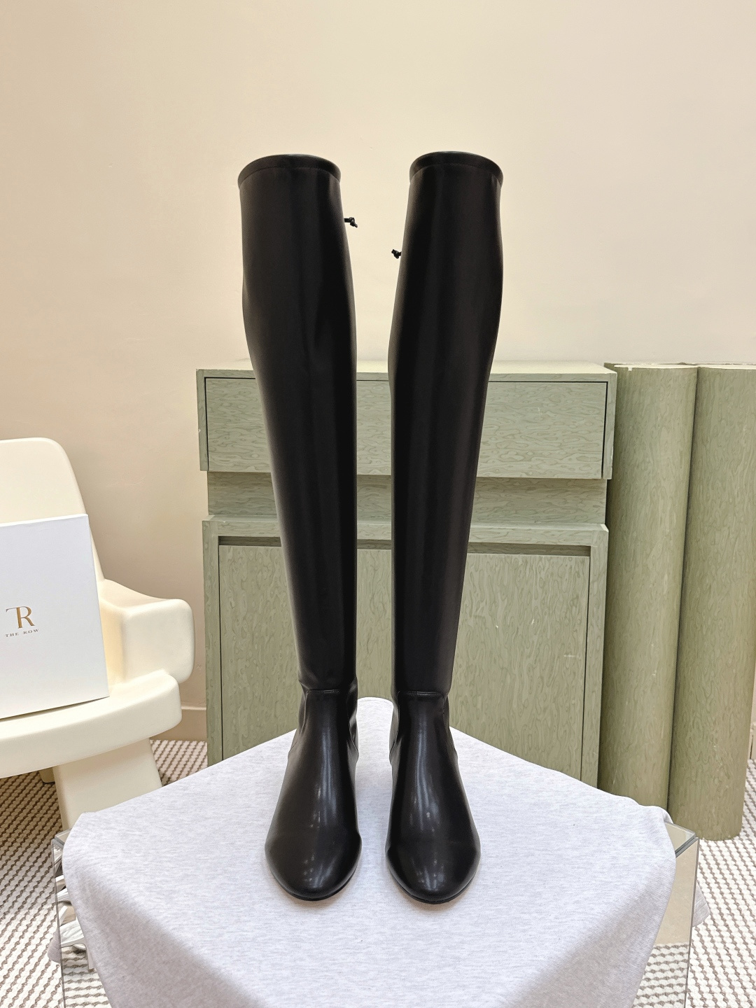 NO:512009,Purchase grade｜D136The row25s new square heel boots are made of suede-like material, with a delicate texture. The boot shape is a slim short-tube design with zippers on the sides, which is easy to put on and off, and can fit the ankle lines well. The toe toe adds a sense of sophistication to the pointed toe shape; it is matched with a fine heel design to enhance the overall elegance and feminine charm. It can be matched with black leggings or leather skirts, and a suit jacket on the upper body to create a capable workplace style; it can also be matched with a black velvet dress to show a retro and elegant dinner style. Upper cowhide inner sheepskin outsole leather outsole size35-40 (40 custom-made without return and exchange), boots, boots, skirts, jackets & coats, business suit, cowhide, sheepskin, chamois  Leather,Leather soles19860909代购级｜D136The row25s新款方跟长靴 采用类似麂皮的材质,质感细腻.靴型是修身的短筒设计,侧边有拉链,方便穿脱,能很好地贴合脚踝线条.鞋头为尖头造型,增添了精致感；搭配细跟设计,提升了整体的优雅度与女性魅力. 可搭配黑色紧身裤或皮质半裙,上身搭配西装外套,打造干练的职场风；也能与黑色丝绒连衣裙搭配,展现复古优雅的晚宴风格. 鞋面牛皮 内里羊皮 大底真皮大底 size35-40（40定制不退换）,靴子,boots,skirts,jackets & coats,business suit,cowhide,sheepskin,chamois leather,Leather soles,Women's Shoes