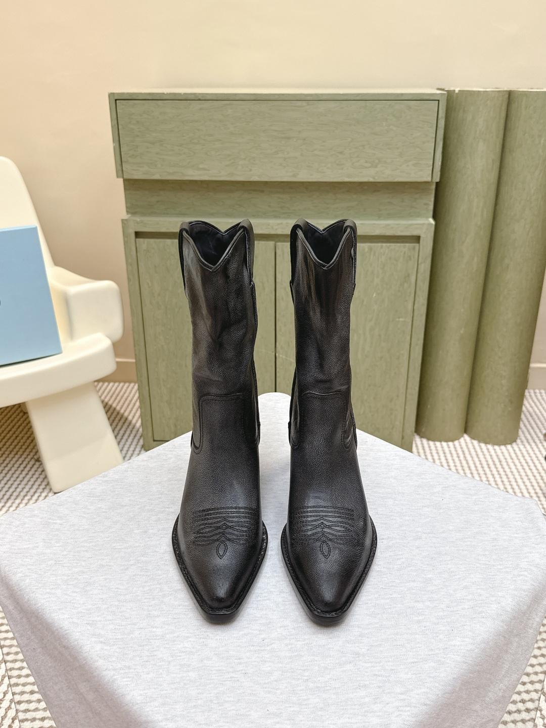 NO:512017,Purchase grade | D0165PRADA 25ss Prada pointed-toe short boots The series that you can't buy in winter is definitely a hit this year!  !  Very beautiful!  Prada boots are really wow!  The upper is solemn and the legs are slim and elegant. The upper is Yangjing, inner cowhide, big sole, genuine leather sole, Size34-42 (34.40.41.42, customized, no return or exchange), boots, prada, prada, boots, cowhide, sheep19860909代购级｜D0165PRADA 25ss普拉达尖头短靴 冬天买不到的系列,绝对是今年的大爆款！！贼好看！Prada靴子真的很哇塞！上脚大气显腿瘦气质这块刚好拿捏 鞋面羊京 内里牛皮 大底真皮底 Size34-42（34.40.41.42 订做不退换）,靴子,prada,prada,boots,cowhide,sheep,Women's Shoes