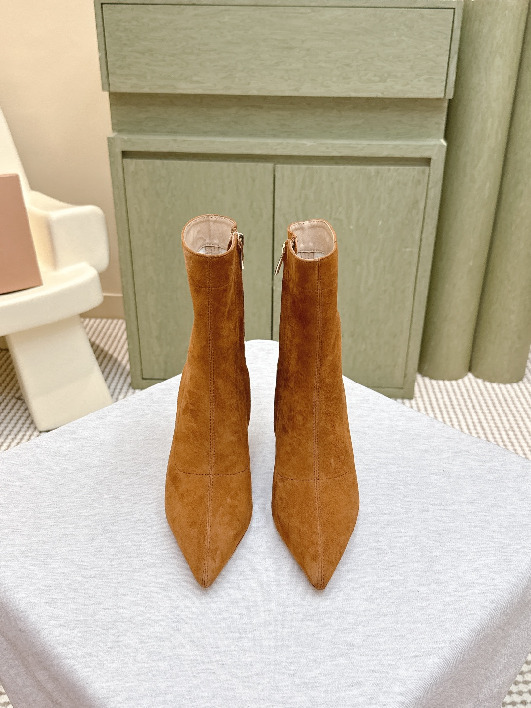 NO:512021,Purchase grade | D0355 Gianvito Rossi 25 Winter pointed short boots Easy to move, sheep pointed short boots Plain design, simple and generous. Fashion highlights!  Adhering to its traditional Italian craftsmanship, focusing on exquisite details, and creating elegant feminine flavor, every pair of Rossi's women's shoes will take the proportion of women's curves first before designing. Secondly, on the basis of inheriting elegance, it is also younger and fashionable, shaping fashion charm with bright colors and exquisite line design!  Size34-42 (34.40.41.42 custom made without return), boots, boots19860909代购级｜D0355吉安维托·罗西GianvitoRossi 25冬季尖头短靴 轻松移动,羊尖头短靴 素面设计,简单大方.时尚亮点！ 秉承了其传统意大利工艺,专注精巧细节,打造优雅女人味,每一双罗西的女鞋在设计之前都会将女性曲线比例考虑在先. 其次在继承了优雅的基础上,也更加年轻时髦,以鲜艳的颜色和讲究的线条设计塑造时尚魅力！ Size34-42（34.40.41.42订做不退换）,靴子,boots,Women's Shoes