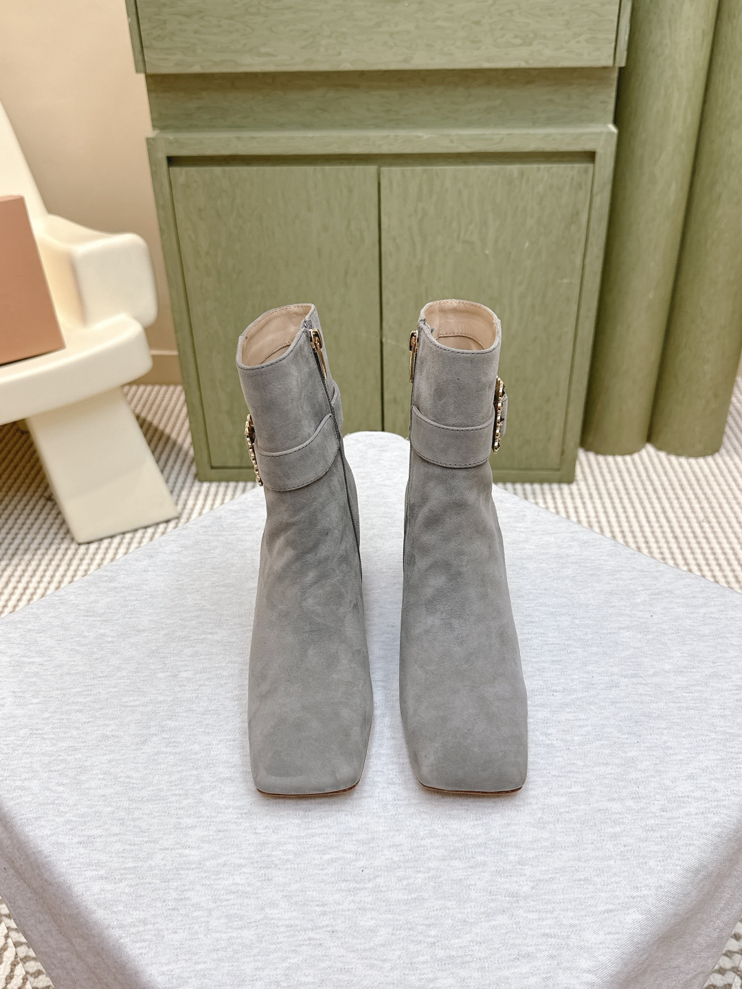 NO:512025,Purchase grade | D0355 Gianvito Rossi 25 Winter Square Boots Easy to move, Square Boots Plain design, simple and generous. Fashion highlights!  Adhering to its traditional Italian craftsmanship, focusing on exquisite details, and creating elegant feminine flavor, every pair of Rossi's women's shoes will take the proportion of women's curves first before designing. Secondly, on the basis of inheriting elegance, it is also younger and fashionable, shaping fashion charm with bright colors and exquisite line design!  Size34-42 (34.40.41.42 custom made without return), boots, boots19860909代购级｜D0355吉安维托·罗西GianvitoRossi 25冬季方头短靴 轻松移动,方头短靴 素面设计,简单大方.时尚亮点！ 秉承了其传统意大利工艺,专注精巧细节,打造优雅女人味,每一双罗西的女鞋在设计之前都会将女性曲线比例考虑在先. 其次在继承了优雅的基础上,也更加年轻时髦,以鲜艳的颜色和讲究的线条设计塑造时尚魅力！ Size34-42（34.40.41.42订做不退换）,靴子,boots,Women's Shoes