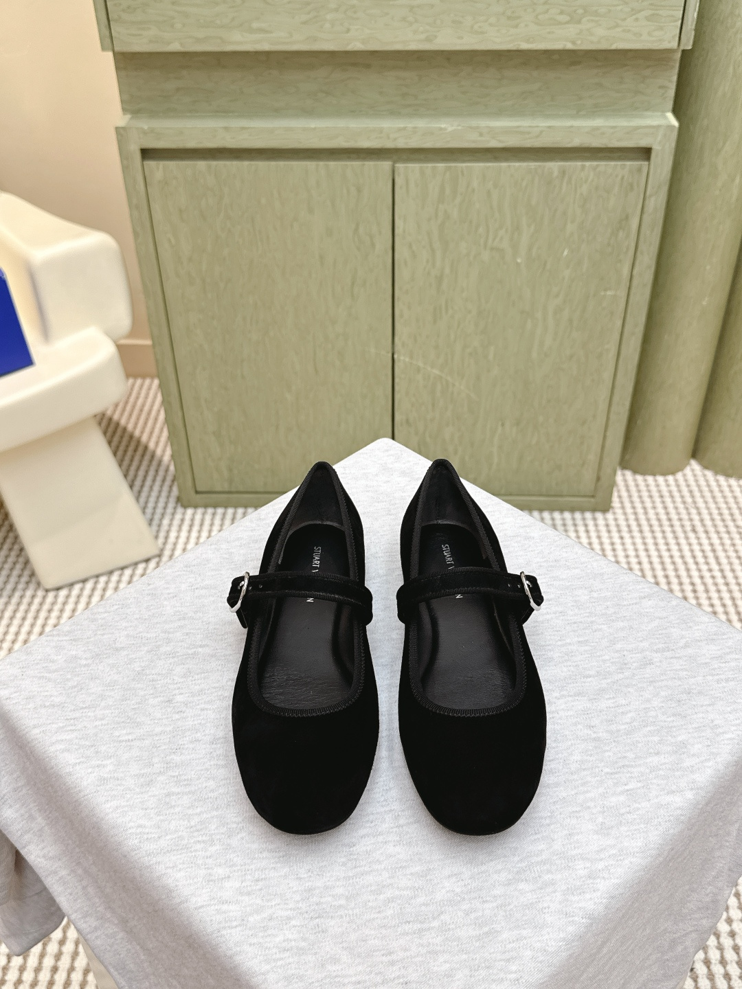 NO:512171,Purchase grade | D331SW 25ss new original heel, its brand is famous for its design and production of avant-garde and fashionable shoes and is highly favored by fashionable women's shoes of all ages. It is also sold on the official website. The flat shoes of the ballet series are the shoes that whoever wears likes. The smooth body lines of the shallow mouth, lengthened legs, and the bow decoration on the upper are very age-reducing designs. The upper imported sheepskin suede, the inner sheepskin, rubber sole, soft and durable. It is unique with windbreaker or jeans. It can be HOLD in various shapes. All ages are very comfortable. The whole pair of shoes is soft and wrapped around the feet. It is delicate and easy to wear. It makes no sense to be comfortable. Size#35-39, ballet shoes, stuart weitzman, flats, jeans, sheepskin, chamois leather19860909代购级｜D331SW 25ss 新款 原厂跟单,其品牌以设计生产前卫时尚而且穿着舒适的鞋品著称 备受各年龄段时尚女鞋控的亲睐,官网同步发售 芭蕾舞系列的平底鞋,是谁穿谁喜欢的鞋款,浅口流畅的鞋身线条,拉长腿型,鞋面的蝴蝶结装饰,是很减龄的设计. 鞋面进口羊皮 麂皮 内里羊皮,橡胶大底,柔软耐穿.搭配风衣或者牛仔裤都别具一格. 能HOLD住各种造型 各种年龄 非常舒服 整双鞋子就是软软的包裹住脚 秀气好穿 舒服没道理. Size#35-39,芭蕾舞鞋,stuart weitzman,flats,jeans,sheepskin,chamois leather,Women's Shoes