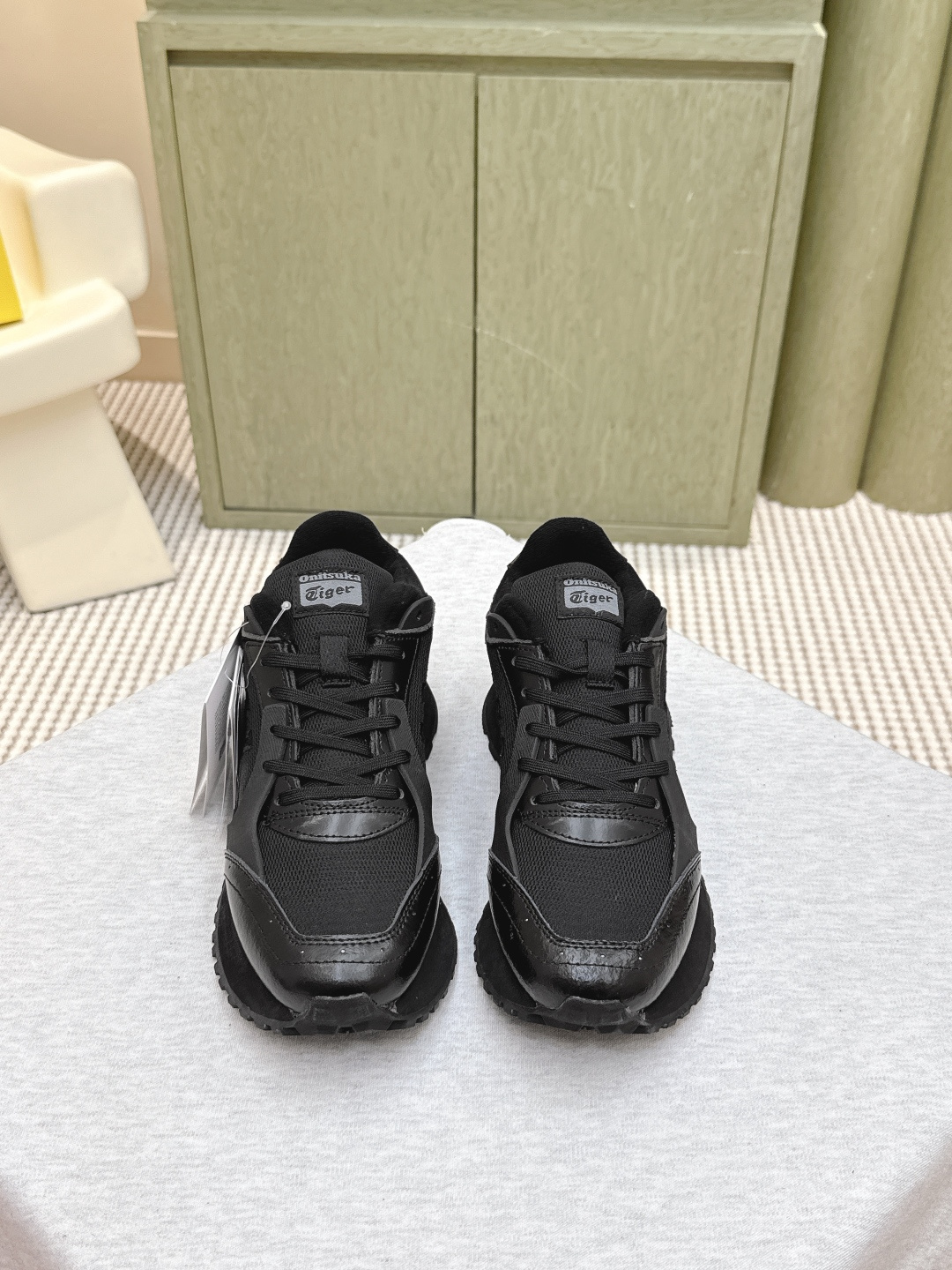 NO:512167,Purchase grade｜D0332Asics/Asics Onitsuka Tiger Moage Co Low-top wear-resistant casual running shoes, same style for men and women. Inspired by running shoes from the 1980s, it combines classic and modern style. The heel adopts a unique and bold concave and convex design, and the upper of a variety of materials adds texture. This Onitsuka Tiger upgraded shoe, the classic tiger claw logo design improves recognition, and the height-enhancing effect is also very good. It can be easily controlled with various shorts or casual pants. Size 36 37 37.5 38 39 39.5 40 40.5 41.5 42 42.5 43.5 44 45 One size smaller, casual shoes/sports shoes, ASICS, sneakers, shorts19860909代购级｜D0332Asics/亚瑟士 Onitsuka Tiger 鬼塚虎 Moage Co 低帮耐磨 休闲跑步鞋 男女同款 灵感来自上世纪80年代的跑鞋,融合经典与现代风格,鞋后跟采用独特大胆的凹凸设计,多种材料鞋面增添质感层次.这款Onitsuka Tiger升级后的鞋款,经典的虎爪Logo设计提高辨识度,增高效果也是很不错,搭配各种短裤或休闲裤都能轻松驾驭, 码数 36 37 37.5 38 39 39.5 40 40.5 41.5 42 42.5 43.5 44 45 偏小一码,休闲鞋/运动鞋,ASICS,sneakers,shorts,Women's Shoes