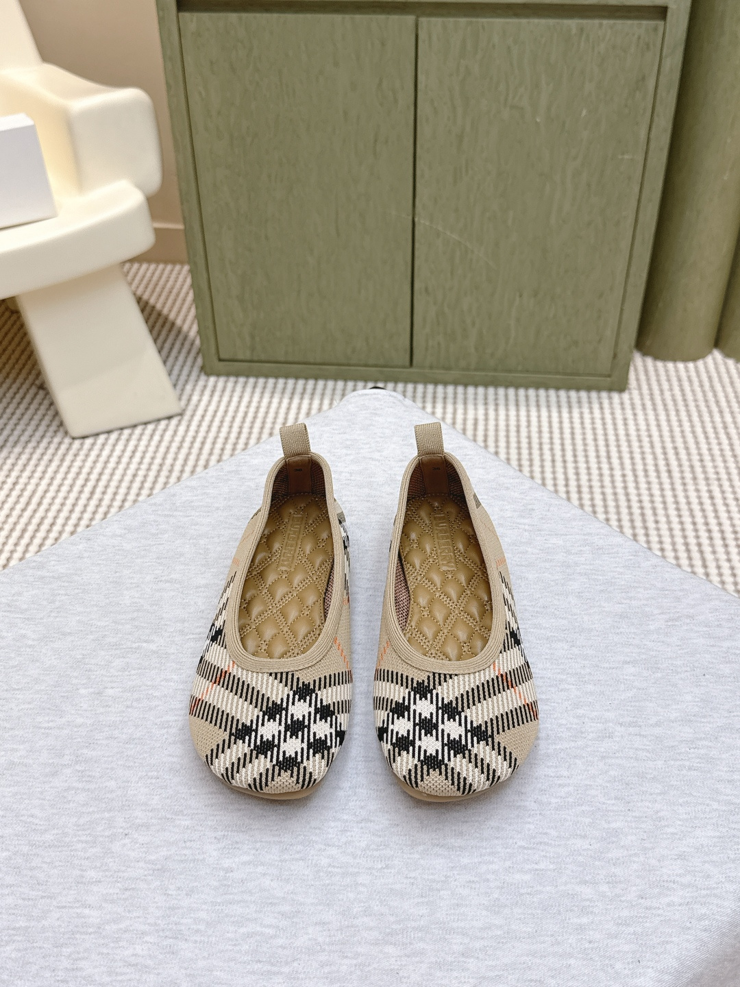 NO:512163,Purchase grade | D0316 Burberry's same style as the war horse diamond flat shoes!  When French romance meets the totem of the horse, retro embroidery is placed on soft leather. This diamond-shaped shallow mouth ballet shoes have a casual design of one foot to break the boundaries of elegance and leisure, and the delicate leather fits the feet, just like the second layer of skin. With light steps, each needle of embroidery tells the laziness and style of the streets of Paris. From a cafe to a weekend market, it is simple but not simple, and it can easily control commuting, dates, shopping and other scenes. Let the classic grandma shoes have a new vitality and inject a retro tone into your outfit and interpret your own French elegance. The round toe design is more inclusive and more friendly to sisters with fat feet and wide feet. After wearing it, the width of the skin exposed at the ankles is greater than the surface of the feet, which can modify the shape of the feet to make the feet look smaller, and at the same time, it can lengthen the lines of the legs and make your legs look longer.  A good pair of shoes is also very particular about the selection of fabrics. Mixed sheepskin is a hybrid variety artificially cultivated. It is the best quality of fabrics!  Compared with single-skinned skin of a single variety, the leather of mixed-bred sheepskin is more delicate, has better elasticity and higher softness. It is a perfect match when used in the inner part of high-end shoes!  The foot feels comfortable and breathable, which is the unique experience that mixed-bred sheepskin brings you. However, because the yield of mixed-bred sheepskin is low, the price will be relatively high. The upper adopts electric embroidery technology, which is not simply mechanized. The electric embroidery pattern of each pair of shoes is 3D modeled and dynamically simulated to ensure that the pin density, angle and original version are accurate. Then manually adjust the stitch direction, so that the war horse totem and diamond patterns present a natural three-dimensional layering on the upper. The original mold opening fabric of the upper, the inner mixed-bred sheepskin foot pad mixed-bred sheepskin sole rubber sole Size35-39, ballet shoes, burberry, sheepskin19860909代购级｜D0316Burberry同款战马菱格平底单鞋！当法式浪漫邂逅战马图腾,复古刺绣绽放在柔软真皮之上. 这款菱格浅口芭蕾舞鞋,以一脚蹬的随性设计,打破优雅与休闲的边界,细腻真皮贴合双足,宛如第二层肌肤. 轻盈迈步间,每一针刺绣都诉说着巴黎街头的慵懒与风情.从咖啡馆漫步到周末市集,简约而不简单的它,轻松驾驭通勤、约会、逛街等多种场景.让经典奶奶鞋版型焕发全新生机为你的穿搭注入一抹复古腔调,演绎属于自己的法式优雅.鞋头圆润的设计包容性更强,对于脚胖脚宽的姐妹们来说更加友好. 穿上之后脚踝处露肤的宽度大于脚面,可以修饰脚型让脚看起来更小,同时还能拉长腿部线条,让你的腿看起来更加修长. 一双好的鞋子对面料的进择也是超级讲究的 混种羊皮是人工培育的一种杂交品种,它是布料 中品质最好的一种！相对于单一品种的单皮,混种羊皮的皮质更加细腻,弹性更好,柔软度也更高.用在高档鞋履的内里上,那简直是绝配！脚感舒适且透气性好,这就是混种羊皮带给你的独特体验.但是由于混种羊皮的产量较低,所以价将也相对较高.鞋面采用电绣工艺,并非简单的机械化复制,每一双鞋的电绣图案都经过3D建模与动态模拟,确保针脚密度、角度与原版精准无误.再以手工调整线迹走向,使战马图腾与菱格纹样在鞋面上呈现出自然的立体层次感. 鞋面原版开模布料 内里混种羊皮 脚垫混种羊皮 鞋底橡胶大底 Size35-39,芭蕾舞鞋,burberry,sheepskin,Women's Shoes