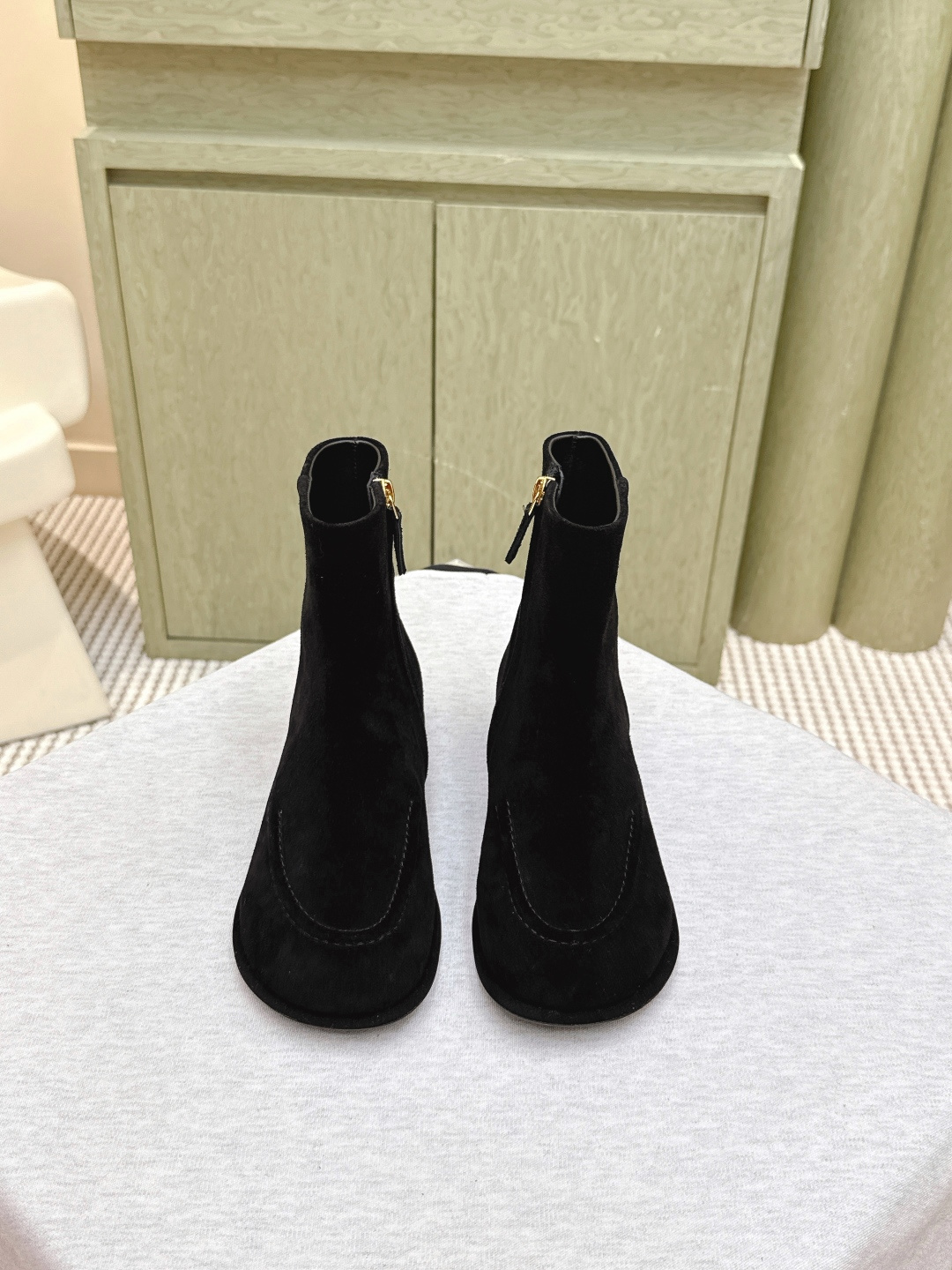 NO:512152,Purchase grade｜D0118The row mid-tube boots, minimalist high-end flat boots, suede leather super soft, can't put it down, unique style, fall in love with it at first sight, row is always so popular. Imported suede upper, original one-to-one reproduction, imported cowhide inner supply cowhide, footbed cowhide, imported sole imported rubber mold sole, Size#35-41 (40 41 custom made without return), boots, boots, cowhide, chamois leather19860909代购级｜D0118The row中筒靴,极简高级平底靴,麂皮皮超级柔软 爱不释手,独特风格,一眼爱上,row就是永远这么受欢迎. 鞋面进口麂皮 原版一比一复刻, 内里进口客供牛皮,垫脚牛皮 鞋底进口橡胶模具大底, Size#35-41（40 41订做不退换）,靴子,boots,cowhide,chamois leather,Women's Shoes