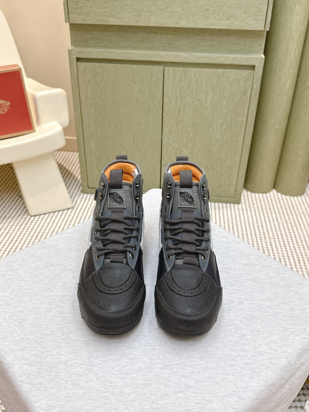 NO:512159,Purchase grade｜D0071Vans SK8 Gore-Tex Mte-3 Vance/New autumn and winter style, versatile and comfortable, waterproof and warm, non-slip and wear-resistant, outdoor functional shoes!   The upgraded version of the SK8 Gore-Tex-3 is made with Vans' state-of-the-art all-weather technology, with high-performance styling, multiple protection functions, functional splicing, and durability. This upgraded version of the SK8 Gore-Tex-3 is a GTX breathable 'waterproof', 'windproof' and 'coldproof' fabric that 'keeps you dry' and the thermal insulation 3M Thinsu Iate 'keeps warm and comfortable' and the Mte-3 outsole with All-Trac rubber composite material, a strong grip chassis, steadily traveling through the mountains and fields, 'keeps you standing'. This uncompromising version of the SK8 Tex-3 fulfills its promise for cold weather and is also suitable for various complex terrain adventures. Every step is light and soft, step into nature and enjoys a comfortable hiking trip Size 36 37 38 39 40  41 42 43 44 45, boots, boots19860909代购级｜D0071Vans SK8 Gore-Tex Mte-3 万斯/秋冬新款 百搭舒适 防水保暖 防滑耐磨 户外功能鞋！  该款 SK8 Gore-Tex-3 升级版采用 Vans 最先进的全天候专用技术制作,机能高帮造型,多重防护功能,机能拼接,耐穿够有范,包括 GTX 透气“防水”“防风”“防寒”面料“可让您保持干爽”保温的 3M Thinsu Iate 隔热“可让您保温暖舒适”以及采用 All-Trac 橡胶复合材料的 Mte-3 外底,强劲抓力底盘,稳步穿行山野,“可让您保持站立”这款毫不妥协的 SK8 Tex-3 升级版实现了对寒冷天气的承诺,也适合各种地形复杂冒险无可阻挡,每一步都轻盈软绵,踏入自然,尽享舒适徒步之旅 尺码 36 37 38 39 40 41 42 43 44 45,靴子,boots,Women's Shoes