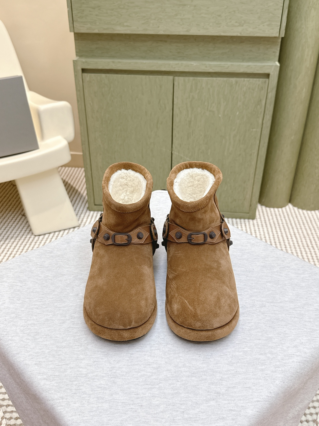 NO:512186,Purchase grade | D0191BALENCIAGA Ski Series Latest Snow Boots Authentic RMB Purchase and Development Perfect Replica Designer launches exploring the concept of originality and appropriation in the fashion industry, paying tribute to inheritance and classics with a new series, breaking the conventional design with the abstract of the iconic Balenciaga, collides with a humorous and harmonious new ideas, one-to-one method of the original, all fabrics are customized, double-layer upper, one-on-one layer inside and outside, exclusive mold open sole Size35-40 (40 custom made without return or exchange), snow boots, balenciaga, balenciaga, boots19860909代购级｜D0191BALENCIAGA巴黎世家滑雪系列 最新款 雪地靴 正品RMB购入开发 完美复刻 设计师推出探索时尚界对于原创与挪用的概念、以全新系列致敬传承与经典,以标志性Balenciaga抽象打破常规设计 碰撞出诙谐又和谐的新创意、原版一比一做法、面料全部定制 双层鞋面里外一层 独家开模大底 Size35-40（40订做不退换）,雪地靴,balenciaga,balenciaga,boots,Women's Shoes