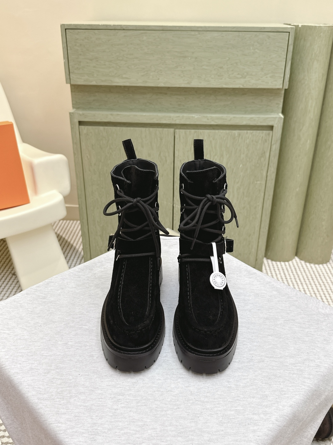NO:512151,Purchase grade | D0913HERMES Hermes 25s autumn and winter classic boots. The counter price is close to 20,000 yuan. The high price naturally has unique craftsmanship and quality. The leather of this boot is all imported customized, and the inner material is also imported customized cowhide. It is easy to wear and comfortable to match with the autumn and winter essentials that look good in everything. The style will never be outdated. Upper imported cowhide inner imported cowhide inner original sole Size35-40 (40 not returned or replaced), boots, hermes, hermes, boots, cowhide19860909代购级｜D0913HERMES爱马仕25s秋冬经典靴子 专柜价格接近2W高昂的售价自然有独特的工艺和品质这款靴子的皮料全部为进口定制,内里材质也是进口定制牛皮 好穿舒适搭配什么都好看的秋冬必备款,而且风格永存怎么穿都不会过时的骑士靴. 鞋面进口牛皮 内里进口牛皮内里 大底原版鞋底 Size35-40（40 不退不换),靴子,hermes,hermes,boots,cowhide,Women's Shoes