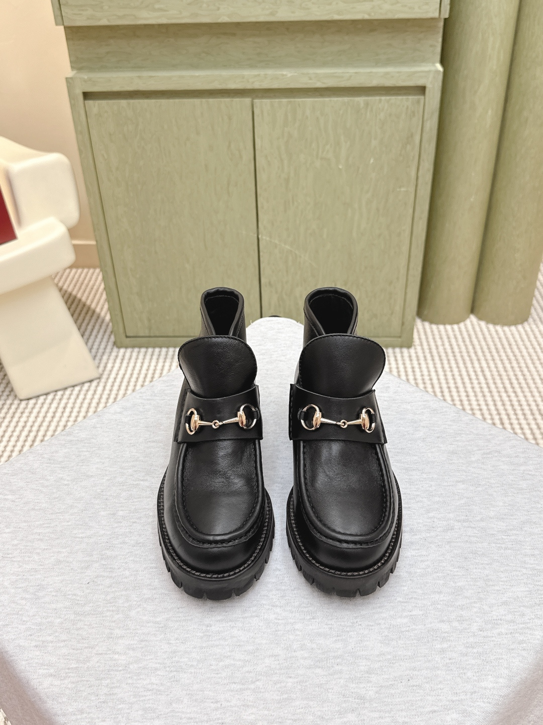 NO:512154,Purchase level｜D043Gucci Gucci 25ss autumn and winter new classic horse-bit short boots Purchase level Comfortable and versatile The main series is finally released, and the ruthless product is worth looking forward to!  The original classic creates new design, full of high-end feel!  It is a popular model for bloggers at home and abroad. It is retro and fashionable, with simple dressing and beautiful appearance!  Upper cowhide inner sheepskin outsole leather outsole size 35-40 (40 sizes customized without return or replacement), boots, gucci, gucci, boots, cowhide, sheepskin, Leather soles19860909代购级｜D043Gucci古驰25ss秋冬新品经典马衔扣短靴 代购级别 舒适百搭 主打系列终于面世,狠货值得期待！原有的经典创造新设计 高级感十足！国内外博主刷爆的一款,复古又时髦 穿搭简便 上脚美炸了！ 鞋面牛皮 内里羊皮 大底真皮大底 码数35-40（40码定做不退不换）,靴子,gucci,gucci,boots,cowhide,sheepskin,Leather soles,Women's Shoes