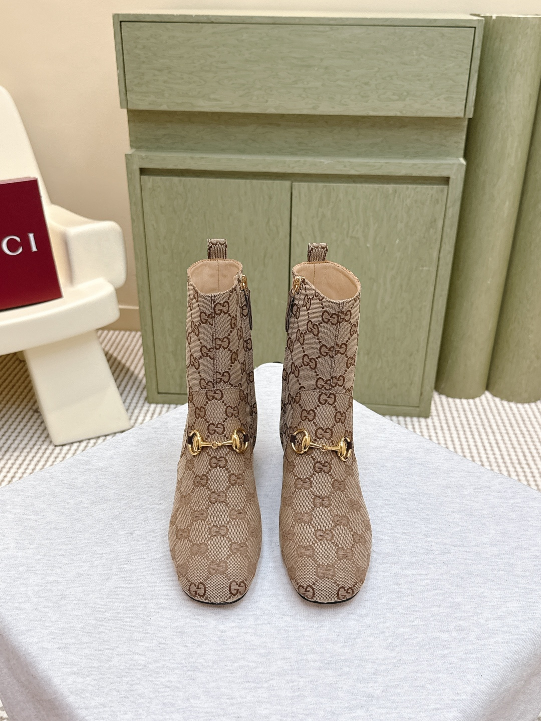 NO:512158,Purchase level｜D049Gucci 25ss autumn and winter new classic horse-bit short boots Purchase level Comfortable and versatile The main series is finally released, and the ruthless product is worth looking forward to!  The original classic creates new design, full of high-end feel!  It is a popular model for bloggers at home and abroad. It is retro and fashionable, with simple dressing and beautiful appearance!  Upper cowhide inner sheepskin outsole leather outsole size 35-40 (40 sizes customized without return or replacement), boots, gucci, gucci, boots, cowhide, sheepskin, Leather soles19860909代购级｜D049Gucci古驰25ss秋冬新品经典马衔扣短靴 代购级别 舒适百搭 主打系列终于面世,狠货值得期待！原有的经典创造新设计 高级感十足！国内外博主刷爆的一款,复古又时髦 穿搭简便 上脚美炸了！ 鞋面牛皮 内里羊皮 大底真皮大底 码数35-40（40码定做不退不换）,靴子,gucci,gucci,boots,cowhide,sheepskin,Leather soles,Women's Shoes