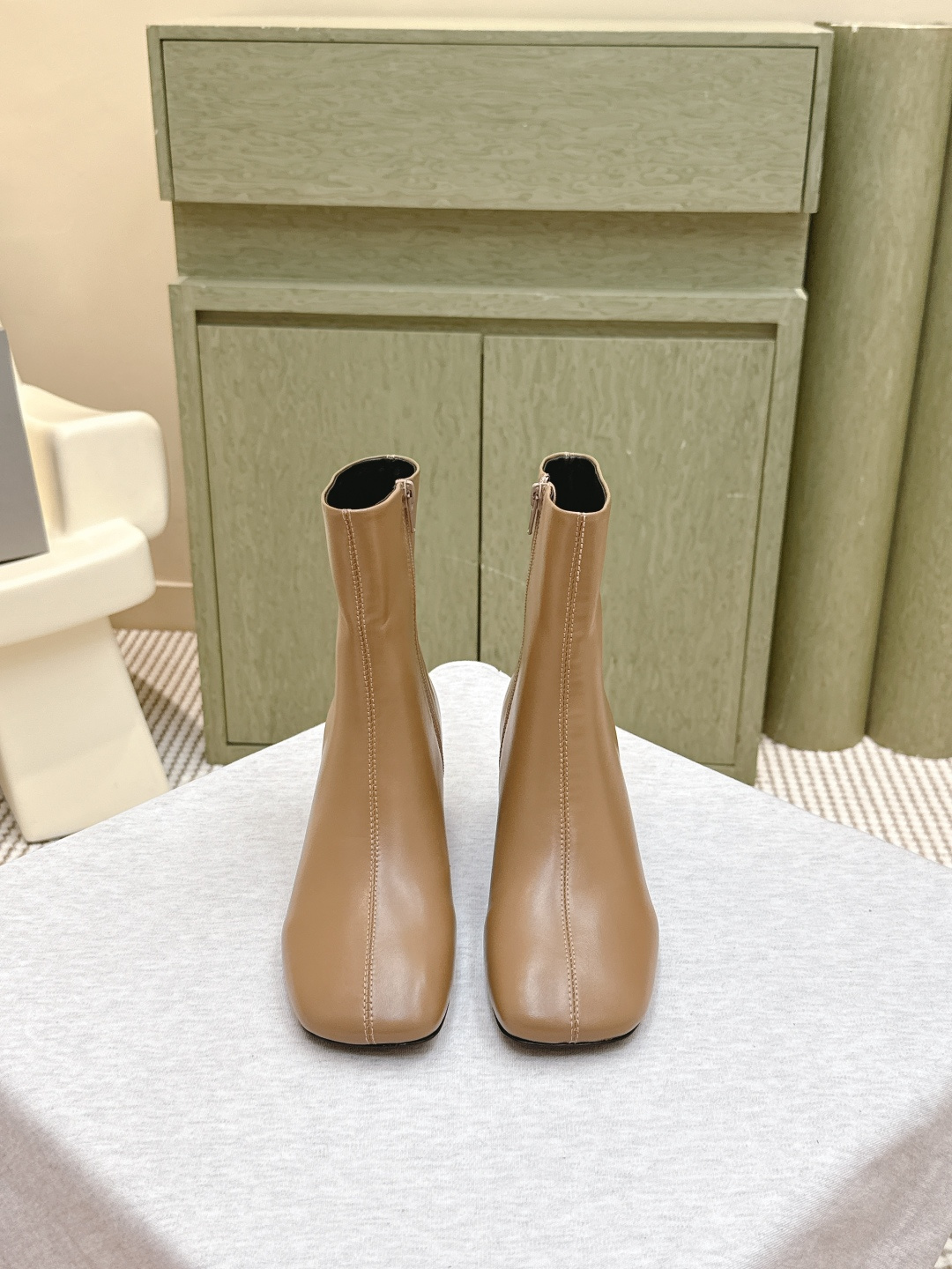 NO:512162,Purchase grade｜D1021Balenciaga Balenciaga catwalk short boots, Paris Fashion Week's big new products. Major overseas bloggers have successively shown Kim Kardashian Kollection European and American queen spicy chicken Nickiminaj and other top overseas celebrities highly praised the popular ins hot products at home and abroad, and the brand's unique flat-head design can be called the beautiful and beautiful style of the year. The styles of major internet celebrities in the fashion circle are desperately planting grass. The upper mixed-bred sheepskin is super soft. Original leather outsole. Heel height 5.5CM Size#35-41 (40 41 customized), boots, balenciaga, balenciaga, boots, sheepskin, Leather soles19860909代购级｜D1021Balenciaga巴黎世家走秀款短靴、巴黎时装周重磅新品 海外各大博主相继大秀金卡戴珊Kardashian Kollection欧美天后麻辣鸡nickiminaj等顶级海外知名人士热力推崇火遍海内外 ins爆款单品、加持品牌独有的平头设计堪称年度绝美爆款不挑腿型、时尚圈内各大网红明星又在拼命种草的款式 鞋面混种羊皮超级柔软 原版真皮大底 跟高5.5CM Size#35-41（40 41定制）,靴子,balenciaga,balenciaga,boots,sheepskin,Leather soles,Women's Shoes