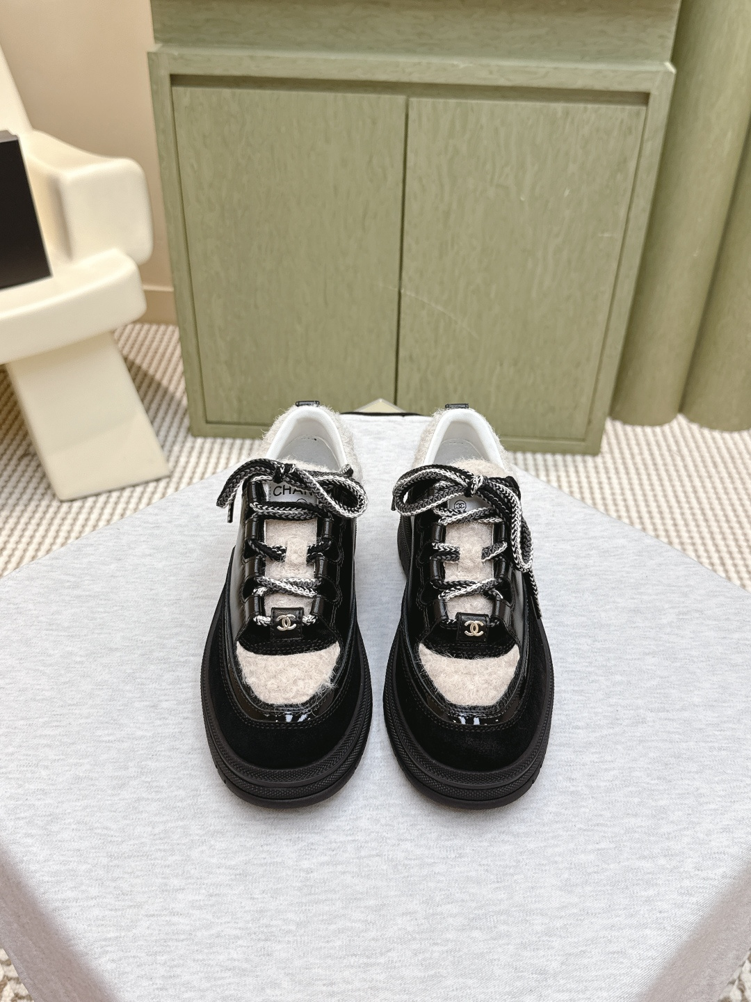 NO:512165,Purchase grade｜D061CHANEL 25ss New autumn and winter sports shoes, the official website is synchronized, the counter is out of stock, major bloggers are socially recommended on the new style of this season, the new style is simply closed, the feet are crazy and beautiful, casual and sporty style, cool and natural, interpreting Chanel's fashionable feminine temperament. Overall customization makes all sports models on the market at that time become outdated, this series is now on sale~ The upper is customized imported lychee pattern calfskin customized matte calfskin / imported wool The inner lining is one to one professional custom mesh cloth, the original hardware is full set of mold opening (not market-wide) Outsole original custom mold opening TPU combination sole Height 4 cm Size#35-40 (40 custom-made no return or exchange), casual shoes/sports, chanel, chanel, sneakers, cowhide19860909代购级｜D061CHANEL 25ss 秋冬新款运动鞋 官网同步上 专柜断货王 各大博主社交日推款 这季新款简直闭眼入,上脚狂好看,率性的休闲运动风,飒爽又自然,演绎香奈儿的时髦女性气质 整体定制令当时市面上的所有运动款变得过时,本系列现已登陆发售～ 鞋面采用定制进口荔枝纹小牛皮定制磨砂小牛皮 /进口羊毛 内里原版一比一专业定制网布 五金原版全套开模 (非市场通用) 大底原版定制开模TPU组合大底 高度4公分 Size#35-40（40定做不退换),休闲鞋/运动鞋,chanel,chanel,sneakers,cowhide,Women's Shoes