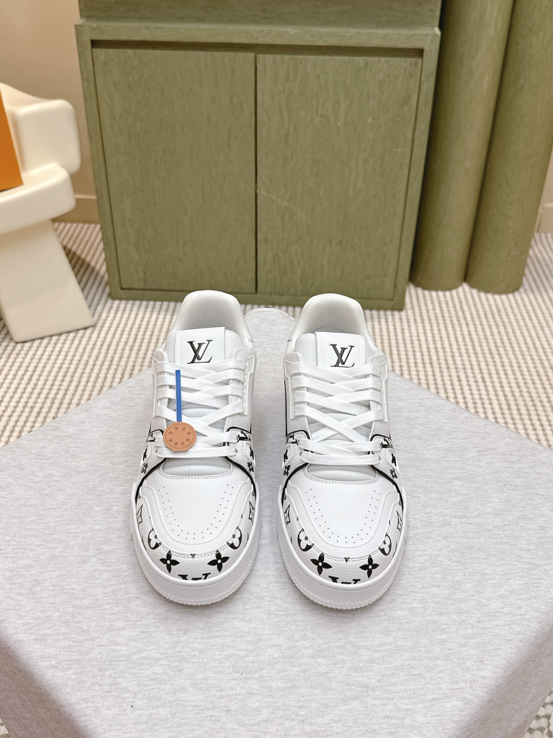 NO:512173,Purchase level｜D059Louis Vuitton 25ss The popular product of the donkey family!  Trainer shoes, something that everyone must buy, and you will never regret it!  Super versatile and high-end!  All kinds of clothes are easy to match. The most important thing is super attractive. The top OEM factory process is super strict!  The materials are all top cowhide custom-made overseas, and the texture of the leather is the original feeling. It is super high-end, especially the patterns that come out when the shoes are bent, which is completely zp-like!  The outsole is also customized by our private model, exclusive control, the entire font and concave and concave feeling are difficult to distinguish between true and false. Size#Women 35-41 #Male 38-47 (Female 40 41 Male 45 46 47 Customized, no return or exchange), casual shoes/sports shoes, louis vuitton, louis vuitton, louis vuitton, sneakers, cowhide19860909代购级｜D059Louis Vuitton 25ss 驴家的爆款！trainer板鞋,每个人都必须入的款,绝不后悔！ 超级百搭高级！什么衣服都好搭.最主要是超耐看的. 顶级代工厂制程超严格！材料都是海外定制的顶级牛皮,皮纹质感都是原版的感觉 超高级,特别是鞋子折弯的时候出来的纹路,完完全全就是zp的感觉！ 大底也是我们私模定制的,独家把控,整个字体和凹凸感,真假难辨. Size#女35-41 #男38-47（女40 41 男45 46 47定做不退换）,休闲鞋/运动鞋,louis vuitton,louis vuitton,louis vuitton,sneakers,cowhide,Women's Shoes