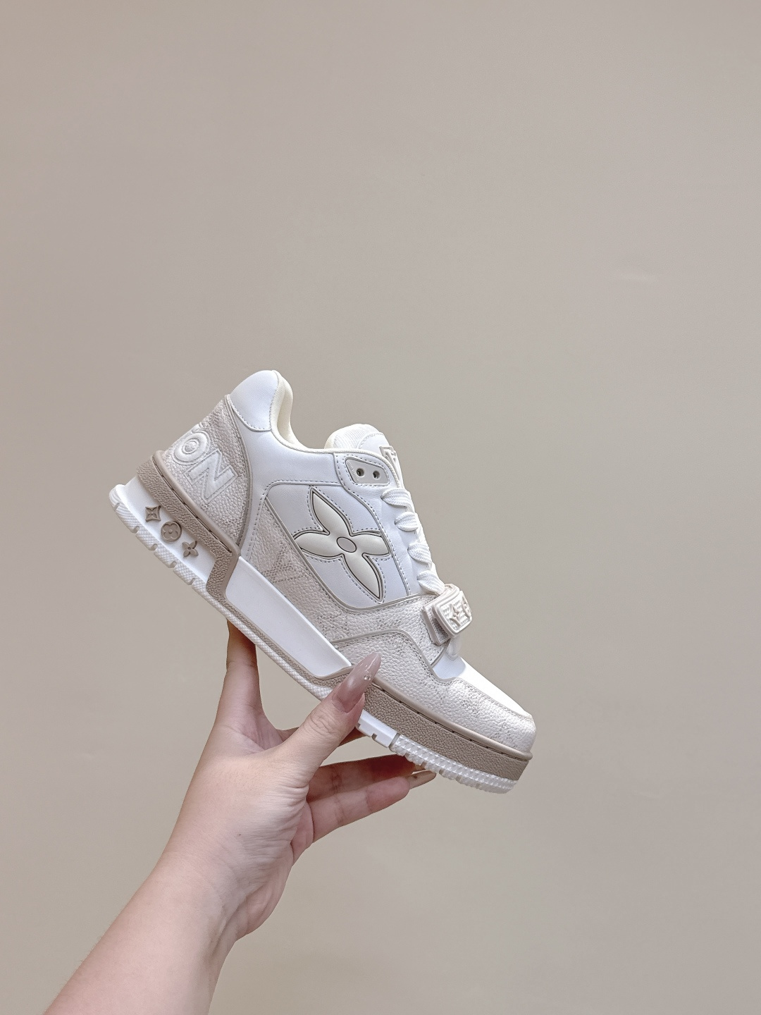 Louis Vuitton 代购级Louis Vuitton 25ss 驴家的 trainer板鞋，每个人都必须入的款，绝不后悔