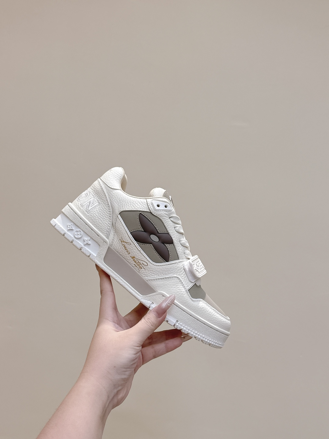 Louis Vuitton 代购级Louis Vuitton 25ss 驴家的 trainer板鞋，每个人都必须入的款，绝不后悔