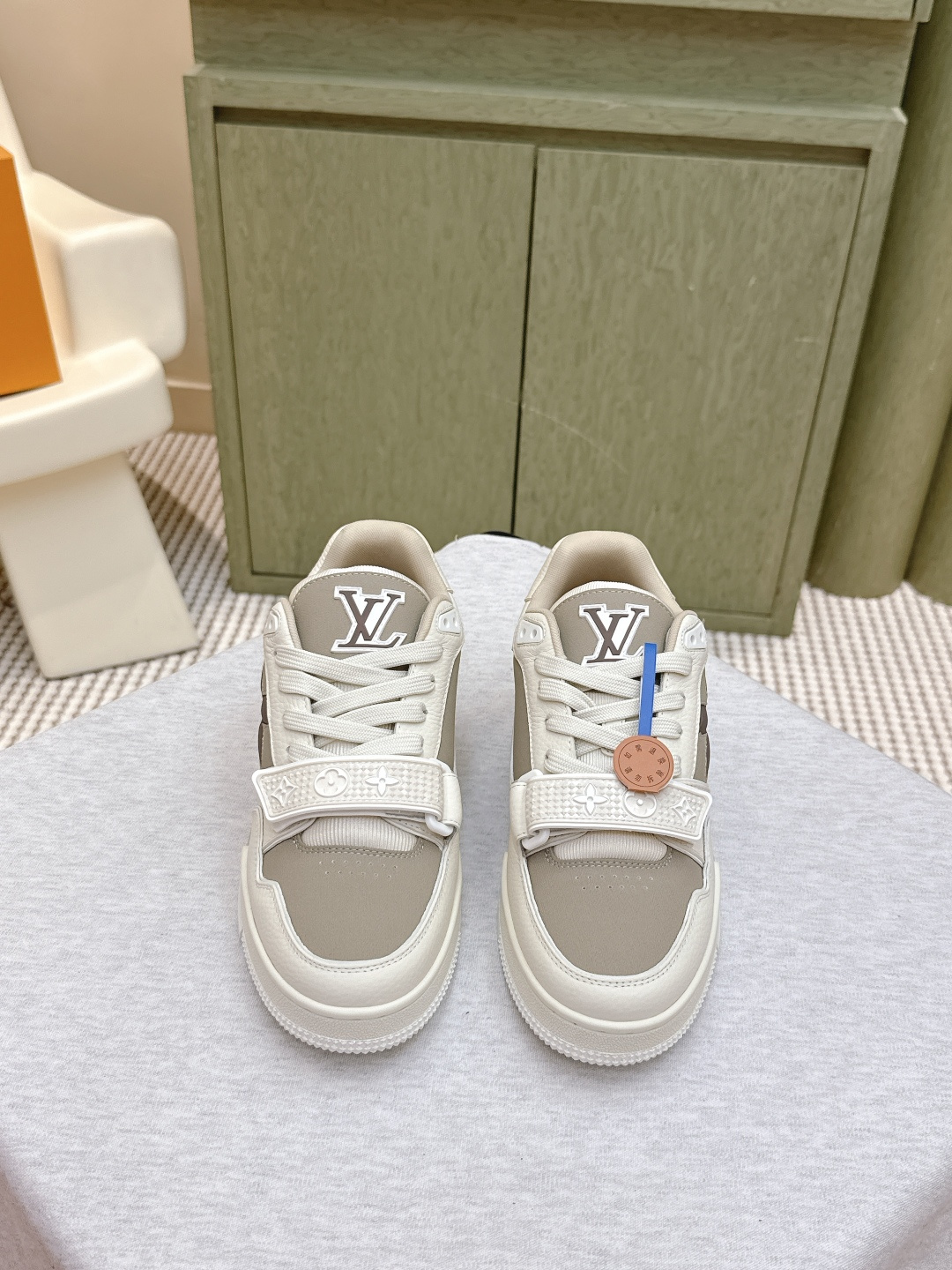 NO:512181,Purchase level｜D059Louis Vuitton 25ss The popular product of the donkey family!  Trainer shoes, something that everyone must buy, and you will never regret it!  Super versatile and high-end!  All kinds of clothes are easy to match. The most important thing is super attractive. The top OEM factory process is super strict!  The materials are all top cowhide custom-made overseas, and the texture of the leather is the original feeling. It is super high-end, especially the patterns that come out when the shoes are bent, which is completely zp-like!  The outsole is also customized by our private model, exclusive control, the entire font and concave and concave feeling are difficult to distinguish between true and false. Size#Women 35-41 #Male 38-47 (Female 40 41 Male 45 46 47 Customized, no return or exchange), casual shoes/sports shoes, louis vuitton, louis vuitton, louis vuitton, sneakers, cowhide19860909代购级｜D059Louis Vuitton 25ss 驴家的爆款！trainer板鞋,每个人都必须入的款,绝不后悔！ 超级百搭高级！什么衣服都好搭.最主要是超耐看的. 顶级代工厂制程超严格！材料都是海外定制的顶级牛皮,皮纹质感都是原版的感觉 超高级,特别是鞋子折弯的时候出来的纹路,完完全全就是zp的感觉！ 大底也是我们私模定制的,独家把控,整个字体和凹凸感,真假难辨. Size#女35-41 #男38-47（女40 41 男45 46 47定做不退换）,休闲鞋/运动鞋,louis vuitton,louis vuitton,louis vuitton,sneakers,cowhide,Women's Shoes