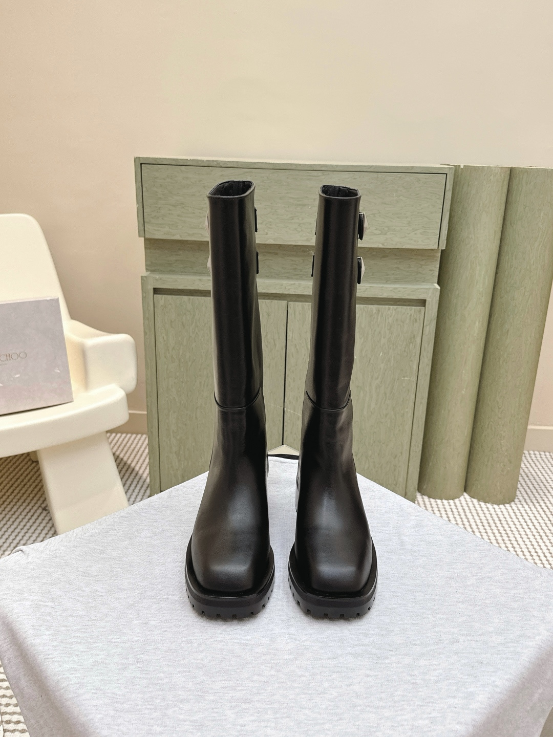 NO:534053,Purchase grade｜D0011Jimmy choo Leather French retro minimalist and versatile flat-sole thick-sole Chelsea short boots are really the most comfortable style I have ever worn, so soft!  The socks must take it away. It has a high-end and simple feeling, in fact, in addition to being beautiful, its comfort is really easy to wear so hard that it is reluctant to take it off!  Match with jeans, suit pants, skirts are not inconsistent. Original imported calfskin. Soles. Original soles. Size#35-42 (40 41 42. Customized, no return or replacement), boots, jimmy choo, boots, skirts, jeans, business suit, cowhide19860909代购级｜D0011Jimmy choo 真皮法式复古 极简百搭平底厚底切尔西短靴脚真的是史上我穿过最最舒服的款式太柔软啦！ 磨脚星人一定要收了它 有一丢高级又简约的感觉其实除了好看以外它的舒适度真的是好穿到舍不得脱下来啦！ 搭配牛仔裤 西装裤 半身裙都毫无违和感 面料原版进口小牛皮 鞋底原版鞋底 Size#35-42（40 41 42定制不退不换）,靴子,jimmy choo,boots,skirts,jeans,business suit,cowhide,Women's Shoes