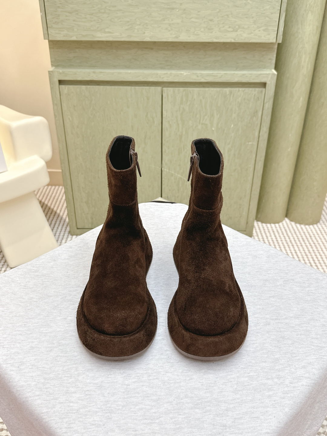 NO:534058,Purchase grade | D0013The row genuine leather French retro round head minimalist versatile flat bottom thick bottom Chelsea short boots are really the most comfortable style I have ever worn. It's so soft!  The socks must take it away. It has a high-end and simple feeling, in fact, in addition to being beautiful, its comfort is really easy to wear so hard that it is reluctant to take it off!  Match with jeans, suit pants, skirts without any incongruousness, original imported suede, sole, original sole, Size#35-41 (40 41 customization, no return or replacement), boots, boots, skirts, jeans, business suit, chamois leather19860909代购级｜D0013The row真皮法式复古圆头极简百搭平底厚底切尔西短靴脚真的是史上我穿过最最舒服的款式太柔软啦！ 磨脚星人一定要收了它 有一丢高级又简约的感觉其实除了好看以外它的舒适度真的是好穿到舍不得脱下来啦！ 搭配牛仔裤 西装裤 半身裙都毫无违和感 面料原版进口麂皮 鞋底原版鞋底 Size#35-41（40 41定制不退不换）,靴子,boots,skirts,jeans,business suit,chamois leather,Women's Shoes