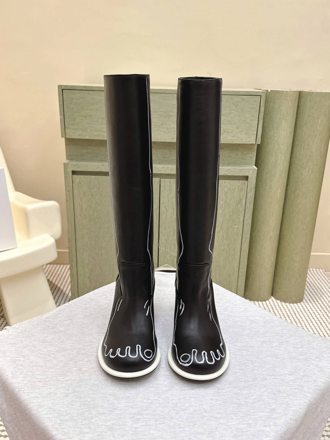 NO:534063,Purchase grade｜D0016The row 25 New autumn and winter high-heeled boots with round toe toe showing off their sexy style, and the outfit makes them look slim and long legs. A pair of minimalist boots with a sense of design can make people become the protagonist of the whole winter. Low-key elegance and fashionableness are all over. Upper cowhide, leather, heel height 6.5cm Size#35-41 (40 41 custom made without return), boots, boots, cowhide, Leather soles19860909代购级｜D0016The row 25 秋冬新款高跟靴长款 圆头鞋头尽显性感,穿搭显瘦长腿神器 一双有设计感的极简长靴可以让人成为整个冬天的主角 低调优雅与时髦度拉满 鞋面牛皮 大底真皮大底 跟高6.5cm Size#35-41（40 41订做不退换）,靴子,boots,cowhide,Leather soles,Women's Shoes