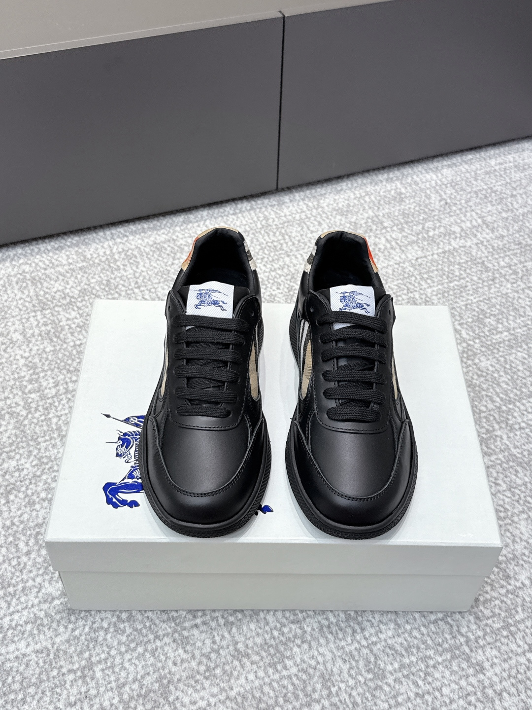 NO:534043,Purchase grade Men + 10｜D0019Burberry Burberry Box Series Checked Casual Sports Shoes Original Purchase and Development Making Products Box Series Sports Shoes Made of smooth calfskin fabric, embossed with Equestrian Knight logo (EKD) embossed. Mesh lining, shoelaces are decorated with metal coils, and rubber sole is decorated with classic Burberry letter logo Fabric: Original custom-made top cowhide/original fabric Inner: Imported breathable mesh Sole: Original open-die two-color TPU material Size35-45 (foot 40. men 38.45 custom), casual shoes/sports shoes, burberry, burberry, sneakers, cowhide19860909代购级 男＋10｜D0019Burberry巴宝莉Box系列 格纹 休闲 运动鞋 原版购入开发 做货 Box系列运动鞋 选用光滑小牛皮面料打造,点缀马术骑士徽标（EKD）压花.采用网眼内衬,鞋带融入金属线圈装饰,橡胶鞋底饰有典藏 Burberry 字母徽标 面料: 原版定制头层牛皮/原版布 内里: 进口透气网里 鞋底: 原版开模双色TPU材质 Size35-45（女40.男38.45定制）,休闲鞋/运动鞋,burberry,burberry,sneakers,cowhide,Women's Shoes