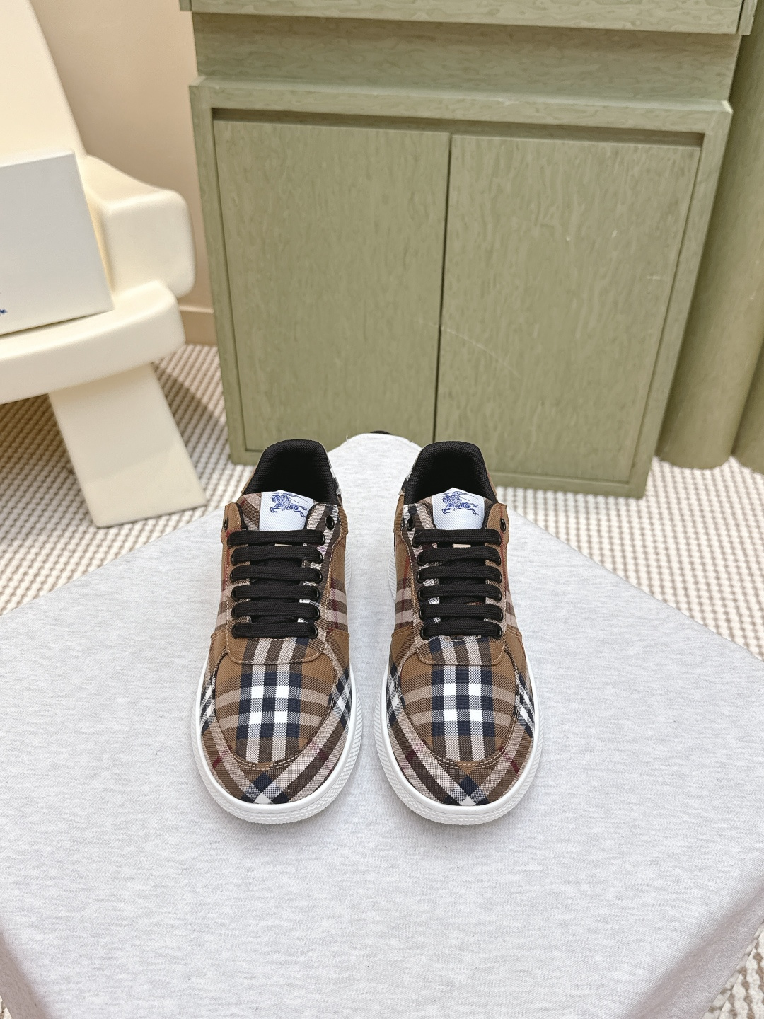 NO:534048,Purchase grade Men's +10｜D0022Burberry Burberry Box Series Checked Casual Sports Shoes Original Purchase and Development Making Products Box Series Sports Shoes Made of smooth calfskin fabric, embossed with Equestrian Knight logo (EKD) embossed. Mesh lining, shoelaces are decorated with metal coils, and rubber sole is decorated with classic Burberry letter logo Fabric: Original custom-made top cowhide/original fabric Inner: Imported breathable mesh Sole: Original open-die two-color TPU material Size35-45 (foot 40. men's 38.45 custom), casual shoes/sports shoes, burberry, burberry, sneakers, cowhide19860909代购级 男＋10｜D0022Burberry巴宝莉Box系列 格纹 休闲 运动鞋 原版购入开发 做货 Box系列运动鞋 选用光滑小牛皮面料打造,点缀马术骑士徽标（EKD）压花.采用网眼内衬,鞋带融入金属线圈装饰,橡胶鞋底饰有典藏 Burberry 字母徽标 面料: 原版定制头层牛皮/原版布 内里: 进口透气网里 鞋底: 原版开模双色TPU材质 Size35-45（女40.男38.45定制）,休闲鞋/运动鞋,burberry,burberry,sneakers,cowhide,Women's Shoes