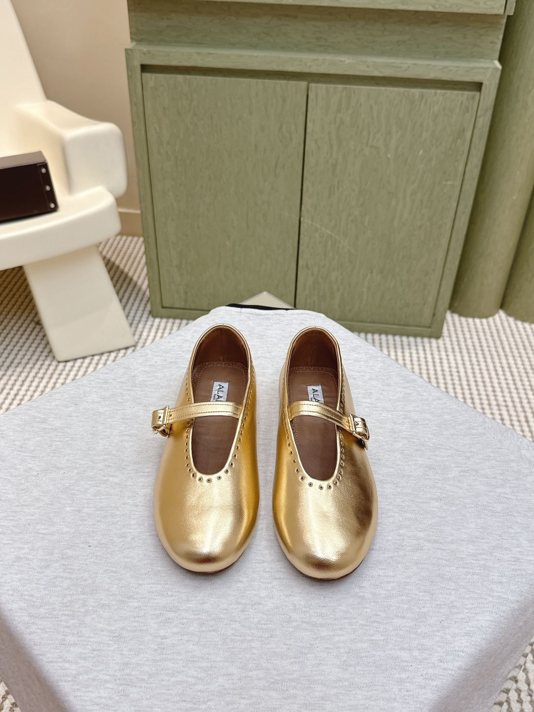 NO:534033,Purchase grade｜D0026ALAIA 25ss Spring and summer Ballet shoes French high-end first-tier high-end brand AzzedineAlaia: The last craftsman in the fashion industry, the king of cutting only loyal to the curve of women's body. Alaia, founded in 1979, has always been selling fashionable women's shoes. Paris fashion industry and the whole world are well-known Victoria Beckham, Michelle Obama, Ladygaga, Madonna, are all admirers and top fans of ALAA. The upper is original sheepskin footbed sheepskin sole rubber sole Size#35-42 (40 41 42 custom made without return), ballet shoes, alaia, sheepskin19860909代购级｜D0026ALAIA 25ss 春夏 芭蕾舞鞋 法国高端一线高定品牌 AzzedineAlaia:时尚界最后的手艺人 只忠于展现女性身体曲线的裁剪之王 始创于1979年的品牌Alaia 一直主售时装感十足的型格女鞋 巴黎时装界以及全世界都享有盛誉维多利亚贝克汉姆,米歇尔奥巴马,Ladygaga ,麦当娜, 都是ALAA的崇拜者和头号粉丝 鞋面原版羊皮 垫脚羊皮 鞋底橡胶底 Size#35-42（40 41 42订做不退换）,芭蕾舞鞋,alaia,sheepskin,Women's Shoes