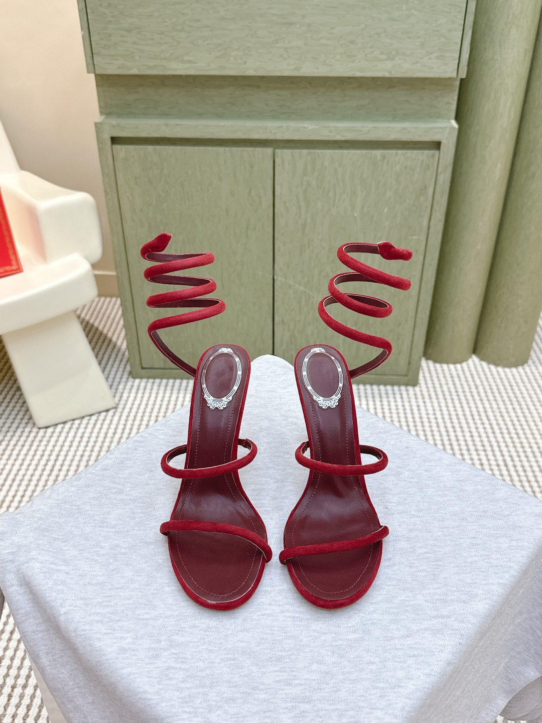 NO:534047,Purchase level | 6 Rene Caovilla Rc Snake-shaped winding popular fairy sandals series, charming and gorgeous top-notch hard products Rc shoes are always online ♀ New season CLEO exudes brilliant charm with vibrant style and dazzling tones with endless light, allowing every step you take is like the sea shimmering and shining. Always prepare for your own wonderful moments The elegance of velvet is faintly visible between light and shadow. The gentle imagination is all about Caovilla's Italian style, which is released between the feet of color difference and material. It is the perfect blend of fashion and Athens. The snake-shaped decoration wrapped around the bare feet makes your feet longer, and the delicate high-heeled sandals make your temperament soar. Original custom-grade velvet/imported mirror, inner sheepskin inner foot pad  Original flash silver gold logo large bottom, heel height 9.5cm, Color11 colors Size 35-39 (34/40/41/42/43 customized without return and exchange) standard code, full set of counter synchronous gift box packaging!  , split-toe shoes high heels, rene caovilla, rene caovilla, chanel, sandals, high heels, sheepskin19860909代购级 | 6 Rene Caovilla芮妮·乔薇拉 Rc 蛇型缠绕爆红仙女凉鞋系列,魅惑华丽的顶级硬货 Rc家鞋子的颜值永远在线 ♀ 新一季CLEO 散发璀璨魅力以充满活力的风格和耀目的色调以无尽光芒,让你踏出的每一步都如海面波光粼粼闪耀 随时准备属于自己的精彩时刻 丝绒的优雅在光影间若隐若现温柔遐想尽于Caovilla的意式风格间于足间上映色差和材质的浪漫对话 是时尚与雅典的完美交融 缠绕在脚裸的蛇形装饰让您的脚更加修长,细跟精致高跟凉鞋让您的气质妥妥滴飙升 面料原版定制级丝绒/进口镜面 内里羊皮内里垫脚 大底原版闪银金色标志大底 跟高9.5cm Color11个色 Size 35-39（34/40/41/42/43定做不退换）标准码 全套专柜同步礼盒包装！,分趾鞋高跟鞋,rene caovilla,rene caovilla,chanel,sandals,high heels,sheepskin,Women's Shoes