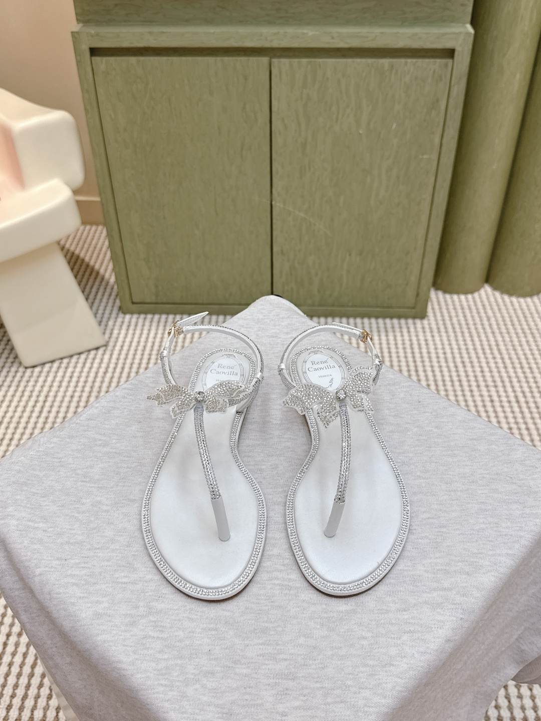 NO:534052,Purchase level | 6 Rene Caovilla Rc Snake-shaped winding popular fairy sandals series, charming and gorgeous top-notch hard products Rc shoes are always online ♀ New season CLEO exudes brilliant charm with vibrant style and dazzling tones with endless light, allowing every step you take is like the sea shimmering and shining. Always prepare for your own wonderful moments The elegance of velvet is faintly visible between light and shadow. The gentle imagination is all about Caovilla's Italian style, which is released between the feet of color difference and material. It is the perfect blend of fashion and Athens. The snake-shaped decoration wrapped around the bare feet makes your feet longer, and the fine high-heeled sandals make your temperament soar. Original custom-grade velvet/imported mirror. Inner sheepskin inner foot pad  Large bottom original flash silver gold logo large bottom, high flat bottom, Color11 colors Size 35-39 (34/40/41/42/43 customized without return and exchange) standard code, full set of counter synchronous gift box packaging!  , split-toe shoes high heels, rene caovilla, rene caovilla, chanel, sandals, high heels, sheepskin19860909代购级 | 6 Rene Caovilla芮妮·乔薇拉 Rc 蛇型缠绕爆红仙女凉鞋系列,魅惑华丽的顶级硬货 Rc家鞋子的颜值永远在线 ♀ 新一季CLEO 散发璀璨魅力以充满活力的风格和耀目的色调以无尽光芒,让你踏出的每一步都如海面波光粼粼闪耀 随时准备属于自己的精彩时刻 丝绒的优雅在光影间若隐若现温柔遐想尽于Caovilla的意式风格间于足间上映色差和材质的浪漫对话 是时尚与雅典的完美交融 缠绕在脚裸的蛇形装饰让您的脚更加修长,细跟精致高跟凉鞋让您的气质妥妥滴飙升 面料原版定制级丝绒/进口镜面 内里羊皮内里垫脚 大底原版闪银金色标志大底 跟高平底 Color11个色 Size 35-39（34/40/41/42/43定做不退换）标准码 全套专柜同步礼盒包装！,分趾鞋高跟鞋,rene caovilla,rene caovilla,chanel,sandals,high heels,sheepskin,Women's Shoes