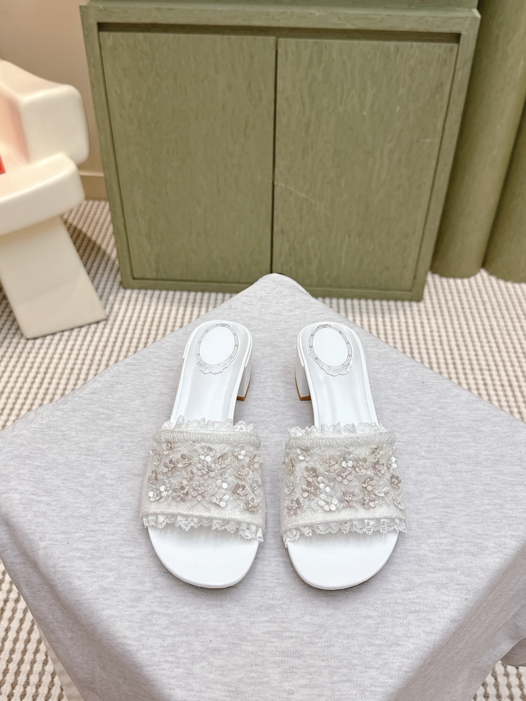 NO:534057,Purchase level | 6 Rene Caovilla Rc Snake-shaped winding popular fairy sandals series, charming and gorgeous top-notch hard products Rc shoes are always online ♀ New season CLEO exudes brilliant charm with vibrant style and dazzling tones with endless light, allowing every step you take is like the sea shimmering and shining. Always prepare for your own wonderful moments The elegance of velvet is faintly visible between light and shadow. The gentle imagination is all about Caovilla's Italian style, which is released between the feet of color difference and material. It is the perfect blend of fashion and Athens. The snake-shaped decoration wrapped around the bare feet makes your feet longer, and the fine high-heeled sandals make your temperament soar. Original custom-grade velvet/imported mirror. Inner sheepskin inner foot pad  Original flash silver gold logo large bottom, heel height 4.5cm, Color11 colors Size 35-39 (34/40/41/42/43 customized, non-return and exchange) standard code, full set of counter synchronous gift box packaging!  , split-toe shoes high heels, rene caovilla, rene caovilla, chanel, sandals, high heels, sheepskin19860909代购级 | 6 Rene Caovilla芮妮·乔薇拉 Rc 蛇型缠绕爆红仙女凉鞋系列,魅惑华丽的顶级硬货 Rc家鞋子的颜值永远在线 ♀ 新一季CLEO 散发璀璨魅力以充满活力的风格和耀目的色调以无尽光芒,让你踏出的每一步都如海面波光粼粼闪耀 随时准备属于自己的精彩时刻 丝绒的优雅在光影间若隐若现温柔遐想尽于Caovilla的意式风格间于足间上映色差和材质的浪漫对话 是时尚与雅典的完美交融 缠绕在脚裸的蛇形装饰让您的脚更加修长,细跟精致高跟凉鞋让您的气质妥妥滴飙升 面料原版定制级丝绒/进口镜面 内里羊皮内里垫脚 大底原版闪银金色标志大底 跟高4.5cm Color11个色 Size 35-39（34/40/41/42/43定做不退换）标准码 全套专柜同步礼盒包装！,分趾鞋高跟鞋,rene caovilla,rene caovilla,chanel,sandals,high heels,sheepskin,Women's Shoes