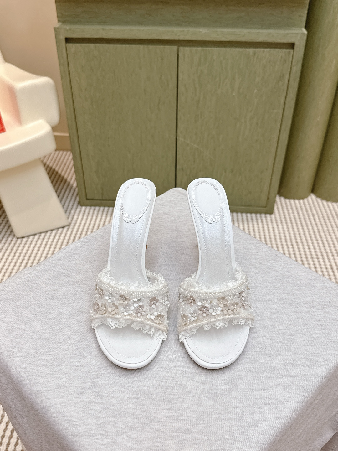 NO:534062,Purchase level | 6 Rene Caovilla Rc Snake-shaped winding popular fairy sandals series, charming and gorgeous top-notch hard products Rc shoes are always online ♀ New season CLEO exudes brilliant charm with vibrant style and dazzling tones with endless light, allowing every step you take is like the sea shimmering and shining. Always prepare for your own wonderful moments The elegance of velvet is faintly visible between light and shadow. The gentle imagination is all about Caovilla's Italian style, which is released between the feet of color difference and material. It is the perfect blend of fashion and Athens. The snake-shaped decoration wrapped around the bare feet makes your feet longer, and the delicate high-heeled sandals make your temperament soar. Original custom-grade velvet/imported mirror, inner sheepskin inner foot pad  Original flash silver gold logo large bottom, heel height 9.5cm, Color11 colors Size 35-39 (34/40/41/42/43 customized without return and exchange) standard code, full set of counter synchronous gift box packaging!  , split-toe shoes high heels, rene caovilla, rene caovilla, chanel, sandals, high heels, sheepskin19860909代购级 | 6 Rene Caovilla芮妮·乔薇拉 Rc 蛇型缠绕爆红仙女凉鞋系列,魅惑华丽的顶级硬货 Rc家鞋子的颜值永远在线 ♀ 新一季CLEO 散发璀璨魅力以充满活力的风格和耀目的色调以无尽光芒,让你踏出的每一步都如海面波光粼粼闪耀 随时准备属于自己的精彩时刻 丝绒的优雅在光影间若隐若现温柔遐想尽于Caovilla的意式风格间于足间上映色差和材质的浪漫对话 是时尚与雅典的完美交融 缠绕在脚裸的蛇形装饰让您的脚更加修长,细跟精致高跟凉鞋让您的气质妥妥滴飙升 面料原版定制级丝绒/进口镜面 内里羊皮内里垫脚 大底原版闪银金色标志大底 跟高9.5cm Color11个色 Size 35-39（34/40/41/42/43定做不退换）标准码 全套专柜同步礼盒包装！,分趾鞋高跟鞋,rene caovilla,rene caovilla,chanel,sandals,high heels,sheepskin,Women's Shoes