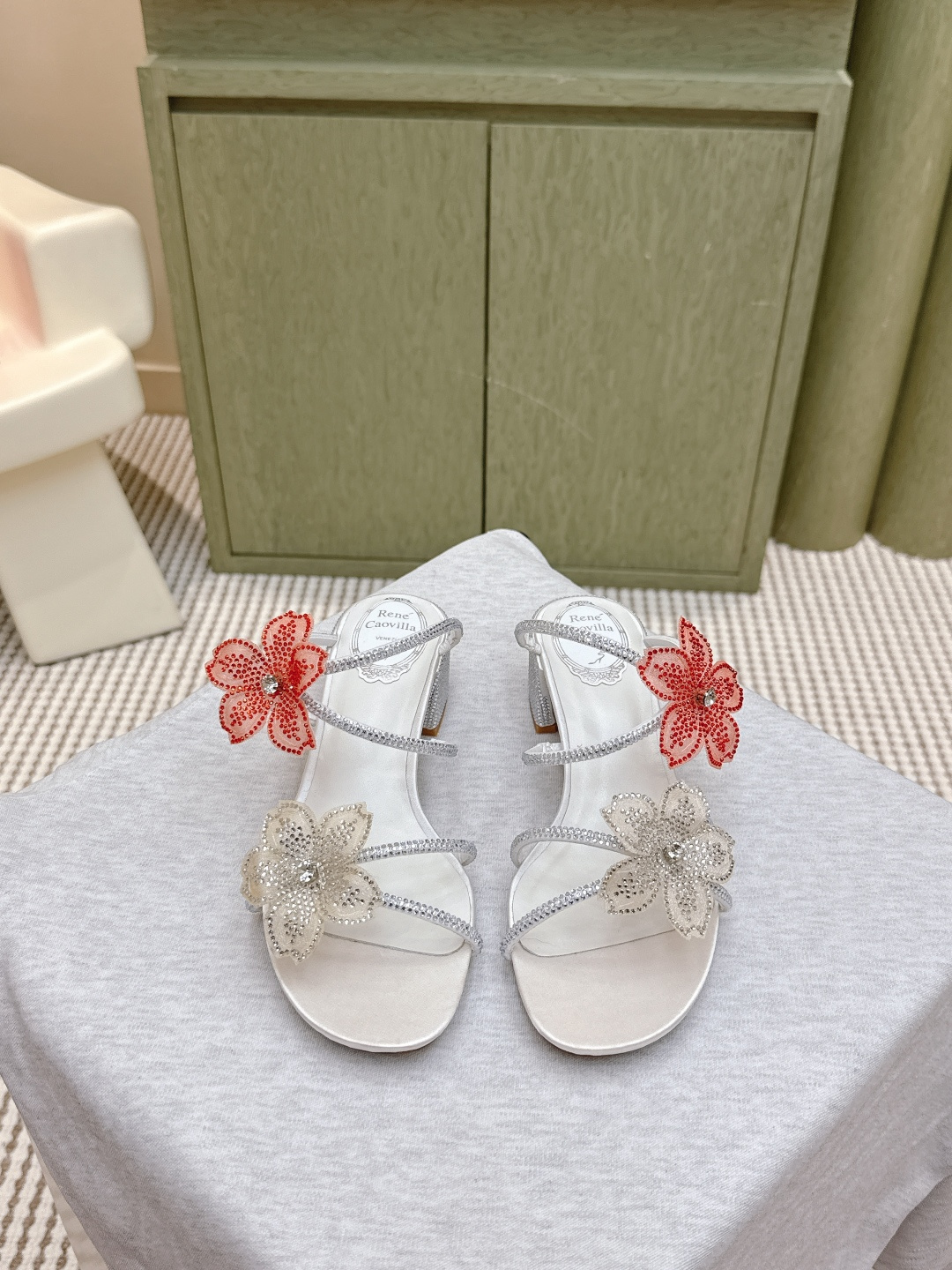 NO:534017,Purchase level | 6 Rene Caovilla Rc Snake-shaped winding popular fairy sandals series, charming and gorgeous top-notch hard products Rc shoes are always online ♀ New season CLEO exudes brilliant charm with vibrant style and dazzling tones with endless light, allowing every step you take is like the sea shimmering and shining. Always prepare for your own wonderful moments The elegance of velvet is faintly visible between light and shadow. The gentle imagination is all about Caovilla's Italian style, which is released between the feet of color difference and material. It is the perfect blend of fashion and Athens. The snake-shaped decoration wrapped around the bare feet makes your feet longer, and the delicate high-heeled sandals make your temperament soar. Original custom-grade velvet/imported mirror, inner sheepskin inner foot pad  Original flash silver gold logo large bottom, heel height 4.5cm, Color11 colors Size 35-39 (34/40/41/42/43 customized, non-return and exchange) standard code, full set of counter synchronous gift box packaging!  , split-toe shoes high heels, rene caovilla, rene caovilla, chanel, sandals, high heels, sheepskin19860909代购级 | 6 Rene Caovilla芮妮·乔薇拉 Rc 蛇型缠绕爆红仙女凉鞋系列,魅惑华丽的顶级硬货 Rc家鞋子的颜值永远在线 ♀ 新一季CLEO 散发璀璨魅力以充满活力的风格和耀目的色调以无尽光芒,让你踏出的每一步都如海面波光粼粼闪耀 随时准备属于自己的精彩时刻 丝绒的优雅在光影间若隐若现温柔遐想尽于Caovilla的意式风格间于足间上映色差和材质的浪漫对话 是时尚与雅典的完美交融 缠绕在脚裸的蛇形装饰让您的脚更加修长,细跟精致高跟凉鞋让您的气质妥妥滴飙升 面料原版定制级丝绒/进口镜面 内里羊皮内里垫脚 大底原版闪银金色标志大底 跟高4.5cm Color11个色 Size 35-39（34/40/41/42/43定做不退换）标准码 全套专柜同步礼盒包装！,分趾鞋高跟鞋,rene caovilla,rene caovilla,chanel,sandals,high heels,sheepskin,Women's Shoes