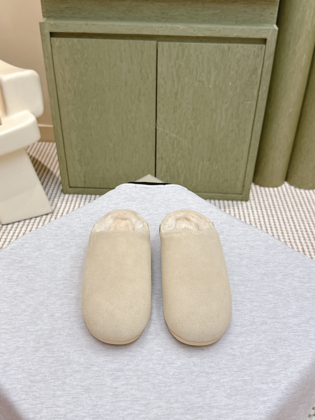 NO:534264,Purchase grade | D0029UGG Oil Jiji new wool semi-drag thick-soled snow boots are spoilers. I can't help but spoilers. Seeing various versions of the market flying all over the sky, the exclusive customized combination of color-opening molds is about to be shipped... This ugg thick-soled short nude boots are genuine, not fur in one piece, the material is wool wool in one piece. As the name suggests, basically all uggs in the market are made of fur in one piece, because it is easy to produce the output directly by making bag shoes, and the cost is relatively low, so it is quick to make!  But the disadvantage is that the shoes are very easy to deform. If they are worn every day within a week, they will be severely deformed. This genuine ugg is made of fashion shoes. The material of cow velvet fits wool is used to pack it in a full set, and then cover the shoes, which involves many processes. You need to add a toe toe, then set the cloth, and then go through the 'bubble machine' to perform the subdivided processes of upper shaping, so the finished shoes are not easy to deform!  Our ugg is completely based on the authentic material process and can be compared at will~ Size 35-41 (40.41 does not return or exchange), semi-dragged fur shoes, boots19860909代购级｜D0029UGG 油叽叽新款羊毛半拖 厚底雪地靴剧透来了 忍不住要剧透一下,看到市场各种版本满天飞,独家定制对色开模的组合底马上就要出货了……这款ugg厚底短款裸靴,正品并不是皮毛一体的,材料是牛绒贴合编织羊毛 顾名思义,基本市场所有ugg都是用皮毛一体来做,因为那样直接做套包鞋容易出产量,而且成本比较低,做起来又快！ 但是弊端是鞋子非常容易变形走样,如果天天穿没一周就严重变形 正品这款ugg是用做时装鞋 的做法去做,牛绒贴合羊毛的材料拿来全套包,再蒙鞋,牵扯到很多工序,要加鞋头港宝,然后定型布,再经过“馒头机”进行鞋面定型这些细分的工序,所以成品鞋不易变形！我们家的ugg完全按照正品材质工艺流程进行,可随意对比~ 尺码35-41（40.41不退换）,半拖毛毛鞋,boots,Women's Shoes