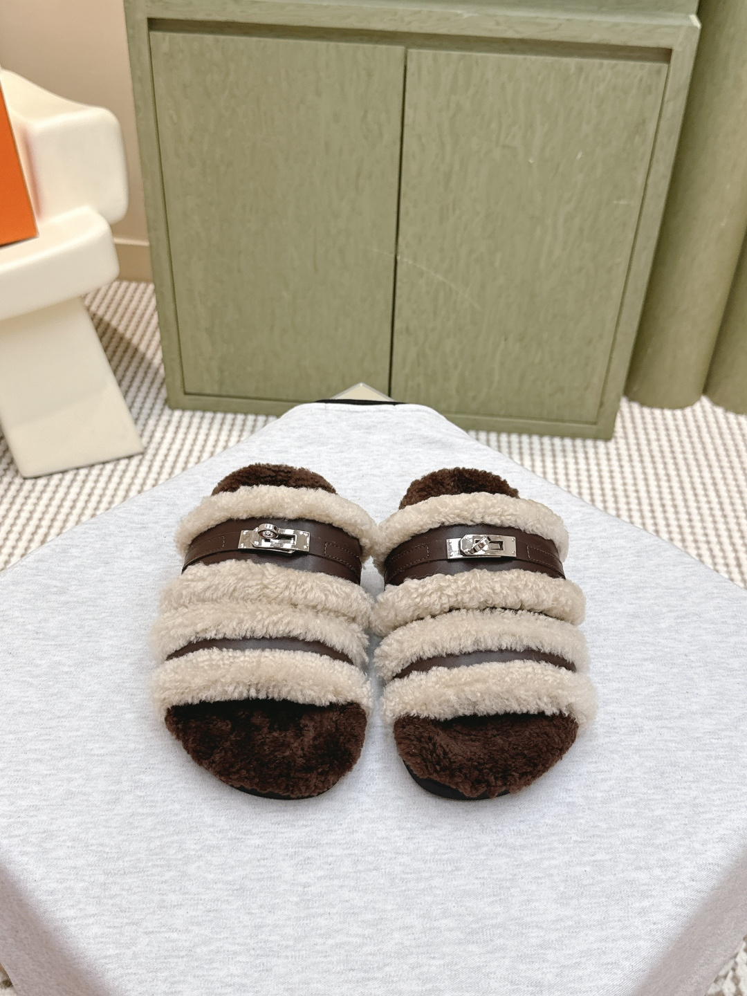 NO:534254,Purchase grade｜D0030Hermes2025s Autumn and Winter latest official website sync new beach wool drag series... Color-blocked beach thick-soled hair drag My family bought zp open mold adjustment lasts and shipped. It is basically the same as zp, and the feet are invincible and elegant, and it is very simple and elegant when paired with skirts and pants in spring and summer... Fabric: Original custom cowhide pure wool color combination Inner: Original custom pure wool foot pad: Original custom pure wool water table Outsole: Original mold opening anti-slip bottom Packaging: Original full set of packaging Size: 35-39 (40 customization without return and exchange), fur shoes and slippers, hermes, slippers, skirts, cowhide19860909代购级｜D0030Hermes2025s秋冬最新官网同步新款沙滩毛拖系列……拼色沙滩厚底毛拖 我家都是购入zp开模调楦出货,跟zp基本上无差上脚无敌秀气,修饰脚型,非常简约大气,春夏搭配裙子裤子也很气质…… 面料:原版定制牛皮纯羊毛拼色 内里:原版定制纯羊毛 垫脚:原版定制纯羊毛包水台 大底:原版开模防滑底 包装:原版全套包装 码数:35-39（40定制不退换）,毛毛鞋拖鞋,hermes,slippers,skirts,cowhide,Women's Shoes