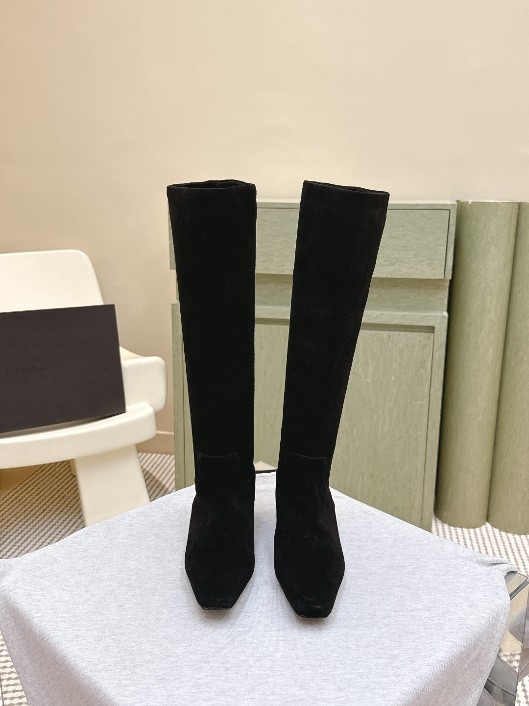 NO:534582,Purchase grade｜D0041Khaite 25ss New beautiful magic boots in autumn and winter. A and cool may not necessarily kill men, but must kill women. The shoe shape is slender and fashionable, with a slight accumulation of the feeling of legs that makes the goddess's versatile leg slim boots, which can easily create fashionable long legs. The upper is original customized high-quality sheepskin inner sheepskin inner sole imported from Italy Size35-39 (40.41.42 custom made without return), boots, boots, sheepskin, Leather soles19860909代购级｜D0041Khaite 25ss 秋冬新款绝美神靴 又A又飒不一定斩男,但一定斩女 鞋型纤细又时髦,微微的堆积感超显腿细 女神的百搭瘦腿靴,轻松穿出时尚大长腿 鞋面原版订制优质羊皮 内里羊皮内里 鞋底意大利进口真皮大底 Size35-39（40.41.42订做不退换）,靴子,boots,sheepskin,Leather soles,Women's Shoes