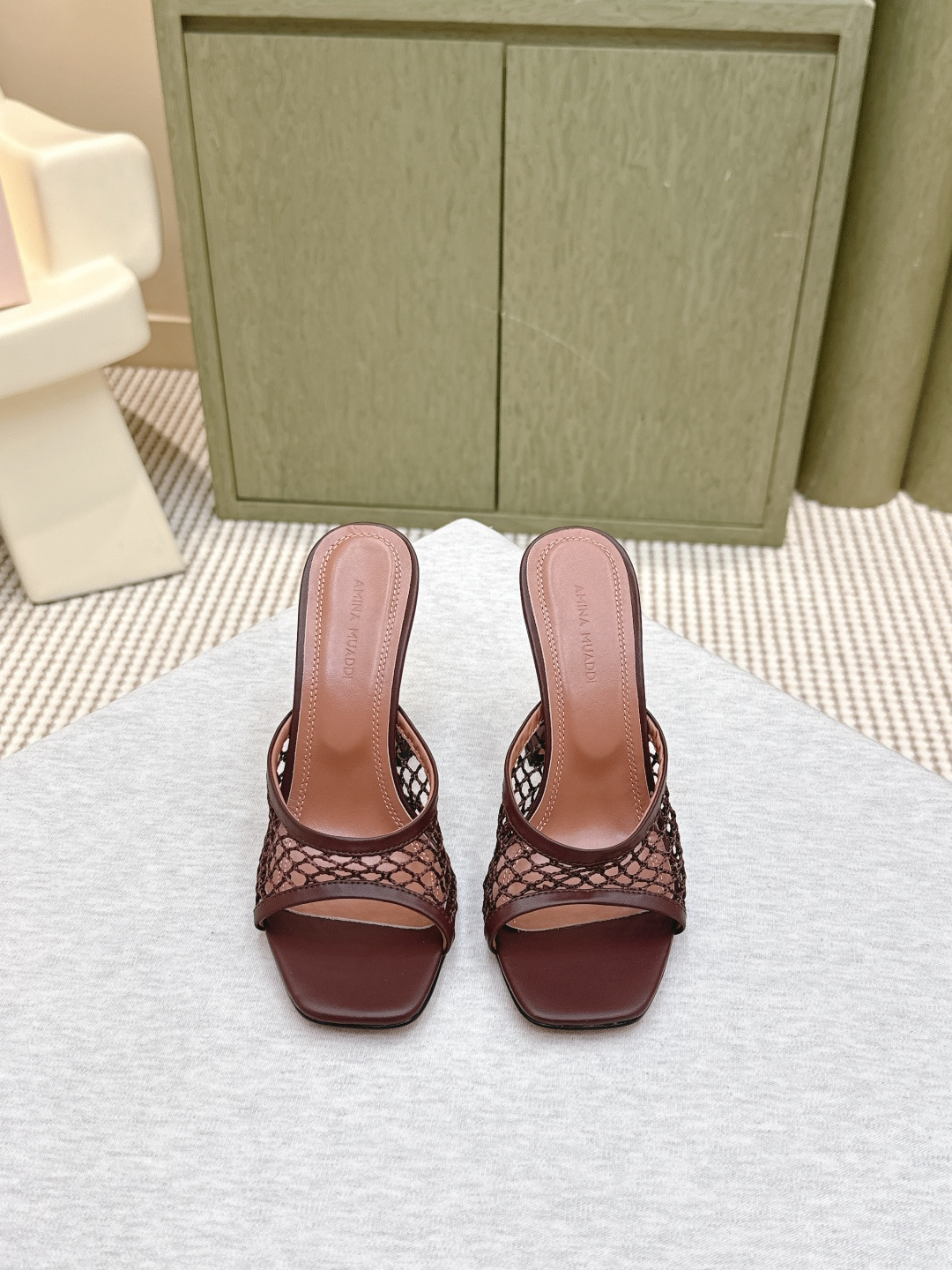 NO:534570,Purchase grade | D0045& New product We must dress fairly and coolly in summer!  These two-sided mesh hollowed-out sandwich are simply a magical tool for atmosphere!  The mesh splicing is faintly visible, the open-toe design comes with a trick, the wine glass and the lengthened legs are stable, and the walking is super confident~ The square head design is retro and fashionable, and it becomes a delicate girl in seconds with one-line belt. Whether it is dating or shopping, the aura is instantly opened when wearing it!  Hollow mesh is breathable and not stuffy, and it is very comfortable to wear all day in summer~ Want to get a pair of sandwiches that can support the scene?  These eyes closed!  Definitely make you the C position in the crowd Material: Imported mesh Lining: Sheepskin Sole: Cowhide outsole (original injection molding) Heel height: 9.5cm —————————————————————————————— size: 35-39 (40 41 42 Customized), high heels, slippers, high heels, slippers, cowhide, sheepskin19860909代购级｜D0045＆ 新品 夏天就要穿得又仙又飒！这双方头网纱镂空凉拖简直是氛围感神器！网纱拼接若隐若现,露趾设计自带小心机,酒杯跟拉长腿型又稳稳的,走路带风超自信～ 方头设计复古又时髦,搭配一字带秒变精致女孩.无论是约会还是逛街,穿上它瞬间气场全开！镂空网纱透气不闷脚,夏天穿一整天也超舒服～ 想get一双能撑场面的凉拖？这双闭眼入！绝对让你成为人群中的C位 材质 : 进口网面 内里 : 羊皮 鞋底 : 牛皮大底（原版注塑） 跟高 : 9.5cm ———————————— size : 35-39（40 41 42 定制）,高跟鞋拖鞋,high heels,slippers,cowhide,sheepskin,Women's Shoes