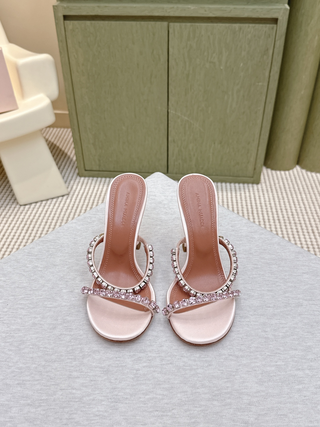 NO:534574,Purchase grade | D0046& New product catwalk fashion slippers We have to wear fairy and cool in summer!  These two-sided mesh hollowed-out sandwich are simply a magical tool for atmosphere!  The mesh splicing is faintly visible, the open-toe design comes with a trick, the wine glass and the lengthened legs are stable, and the walking is super confident~ The square head design is retro and fashionable, and it becomes a delicate girl in seconds with one-line belt. Whether it is dating or shopping, the aura is instantly opened when wearing it!  Hollow mesh is breathable and not stuffy, and it is very comfortable to wear all day in summer~ Want to get a pair of sandwiches that can support the scene?  These eyes closed!  Definitely make you the C position in the crowd Material: silk Lining: sheepskin Sole: cowhide outsole (original injection molding) Heel height: 10cm ————————————————————————————— size: 35-39 (40 41 42 customization), high heels, slippers, high heels, slippers, cowhide, sheepskin, real silk19860909代购级｜D0046＆ 新品走秀时装拖鞋 夏天就要穿得又仙又飒！这双方头网纱镂空凉拖简直是氛围感神器！网纱拼接若隐若现,露趾设计自带小心机,酒杯跟拉长腿型又稳稳的,走路带风超自信～ 方头设计复古又时髦,搭配一字带秒变精致女孩.无论是约会还是逛街,穿上它瞬间气场全开！镂空网纱透气不闷脚,夏天穿一整天也超舒服～ 想get一双能撑场面的凉拖？这双闭眼入！绝对让你成为人群中的C位 材质 : 真丝 内里 : 羊皮 鞋底 : 牛皮大底（原版注塑） 跟高 : 10cm ———————————— size : 35-39（40 41 42 定制）,高跟鞋拖鞋,high heels,slippers,cowhide,sheepskin,real silk,Women's Shoes