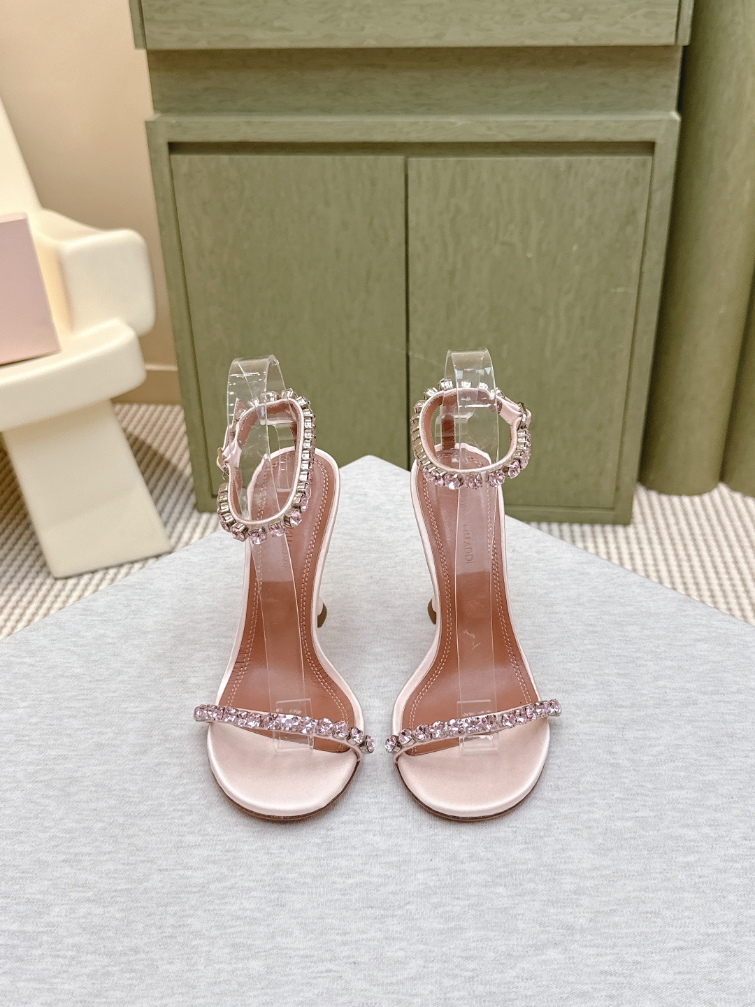 NO:534566,Purchase grade | D0049& New product catwalk fashion slippers We have to wear fairy and cool in summer!  These two-sided mesh hollowed-out sandwich are simply a magical tool for atmosphere!  The mesh splicing is faintly visible, the open-toe design comes with a trick, the wine glass and the lengthened legs are stable, and the walking is super confident~ The square head design is retro and fashionable, and it becomes a delicate girl in seconds with one-line belt. Whether it is dating or shopping, the aura is instantly opened when wearing it!  Hollow mesh is breathable and not stuffy, and it is very comfortable to wear all day in summer~ Want to get a pair of sandwiches that can support the scene?  These eyes closed!  Absolutely make you the C position in the crowd Material: silk Lining: sheepskin Sole: cowhide outsole (original injection molding) Heel height: 10cm ————————————————————————————— size: 35-39 (40 41 42 customization), high heels, sandals, high heels, slippers, cowhide, sheepskin, real silk19860909代购级｜D0049＆ 新品走秀时装拖鞋 夏天就要穿得又仙又飒！这双方头网纱镂空凉拖简直是氛围感神器！网纱拼接若隐若现,露趾设计自带小心机,酒杯跟拉长腿型又稳稳的,走路带风超自信～ 方头设计复古又时髦,搭配一字带秒变精致女孩.无论是约会还是逛街,穿上它瞬间气场全开！镂空网纱透气不闷脚,夏天穿一整天也超舒服～ 想get一双能撑场面的凉拖？这双闭眼入！绝对让你成为人群中的C位 材质 : 真丝 内里 : 羊皮 鞋底 : 牛皮大底（原版注塑） 跟高 : 10cm ———————————— size : 35-39（40 41 42 定制）,高跟鞋凉鞋,sandals,high heels,slippers,cowhide,sheepskin,real silk,Women's Shoes