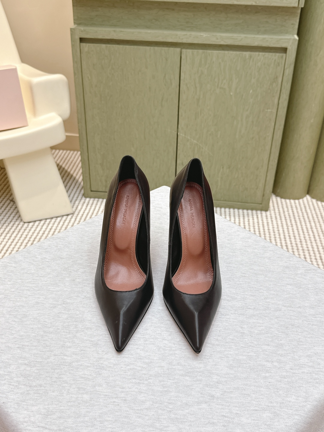 NO:534560,Purchase grade｜D0051& New product fashion shoes Women should wear fairy and cool!  These pointed-toe shoes are simply a magical tool for atmosphere!  The simple design comes with a trick, the wine glass and lengthen legs are stable, and the walking is super confident~ The pointed design is retro and fashionable, and it becomes a delicate girl in seconds with one-line belt. Whether it is dating or shopping, you can wear it and open your aura in an instant!  It is breathable and not stuffy, and it is very comfortable to wear all day in summer~ Want to get a pair of single shoes that can support the scene?  These eyes closed!  Definitely make you the C position in the crowd Material: Patent leather Inner: Sheepskin Sole: Cowhide outsole (original injection molding) Heel height: 10cm ——————————————————————————————————— size: 35-39 (40 41 42 customization), high heels, cowhide, sheepskin19860909代购级｜D0051＆ 新品走秀时装单鞋 女人就要穿得又仙又飒！这双尖头单鞋简直是氛围感神器！简约设计自带小心机,酒杯跟拉长腿型又稳稳的,走路带风超自信～ 尖头设计复古又时髦,搭配一字带秒变精致女孩.无论是约会还是逛街,穿上它瞬间气场全开！透气不闷脚,夏天穿一整天也超舒服～ 想get一双能撑场面的单鞋？这双闭眼入！绝对让你成为人群中的C位 材质 : 漆皮 内里 : 羊皮 鞋底 : 牛皮大底（原版注塑） 跟高 : 10cm ———————————— size : 35-39（40 41 42 定制）,高跟鞋单鞋,high heels,cowhide,sheepskin,Women's Shoes