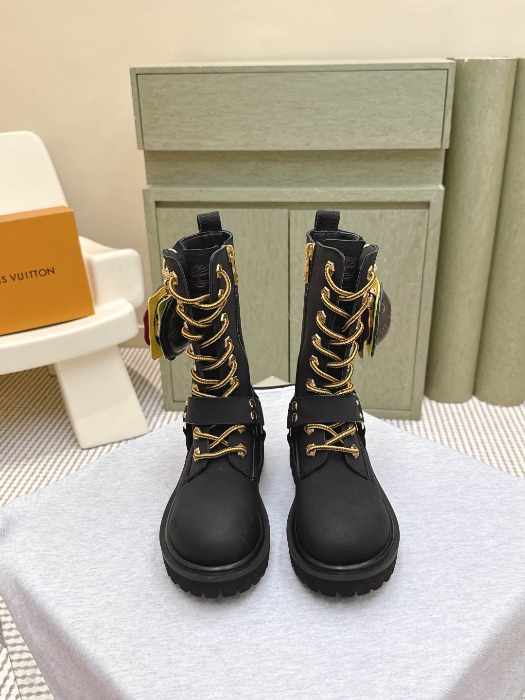 NO:534554,Purchase grade men's + 10 decorative bag｜D0061Louis vuiteeon Louis Vuitton Lace Latest Louis Vuitton co-branded new Martin boots This sponge cake thick-soled series is very exciting this year, wearing the best effect, and leading the fashion absolutely yyds!  Calfskin LV Remix derby draws inspiration from classic hiking boots, reimagines its proportions, creating a stylish and avant-garde outsole. The upper combines thick laces and hooks engraved with letters. The details are taken from Louis Vuitton leather products, especially the natural leather rear label with letter canvas key bells and yellow stitching. The shoe uses a thick rubber outsole. Upper calfskin/paper leather inner foot pad sheepskin sole original open mold TPU rubber outsole heel height 4cm Size35-45 (for women 40.41 men 38.45 custom-made non-return), boots, louis vuitton, louis vuitton, louis vuitton, boots, cowhide, sheepskin19860909代购级 男＋10 装饰包包｜D0061Louis vuiteeon 路易威登系带 最新款路易威登联名新款马丁靴 这款松糕厚底系列今年非常爆,穿上**效果,和时尚的引领绝对的yyds！ 小牛皮LV Remix derby从经典登山靴中汲取灵感,重新构想其比例,打造出时尚前卫的轮廓. 鞋面结合了厚鞋带和刻有字母花的钩子,细节取自路易威登皮革制品,特别是字母帆布钥匙铃和黄色缝线的天然皮革后标签.这款鞋采用了厚实的橡胶外底. 鞋面小牛皮/漆皮 内里垫脚羊皮 鞋底原版开模TPU橡胶大底 跟高4cm Size35-45（女40.41 男38.45订做不退换）,靴子,louis vuitton,louis vuitton,louis vuitton,boots,cowhide,sheepskin,Women's Shoes