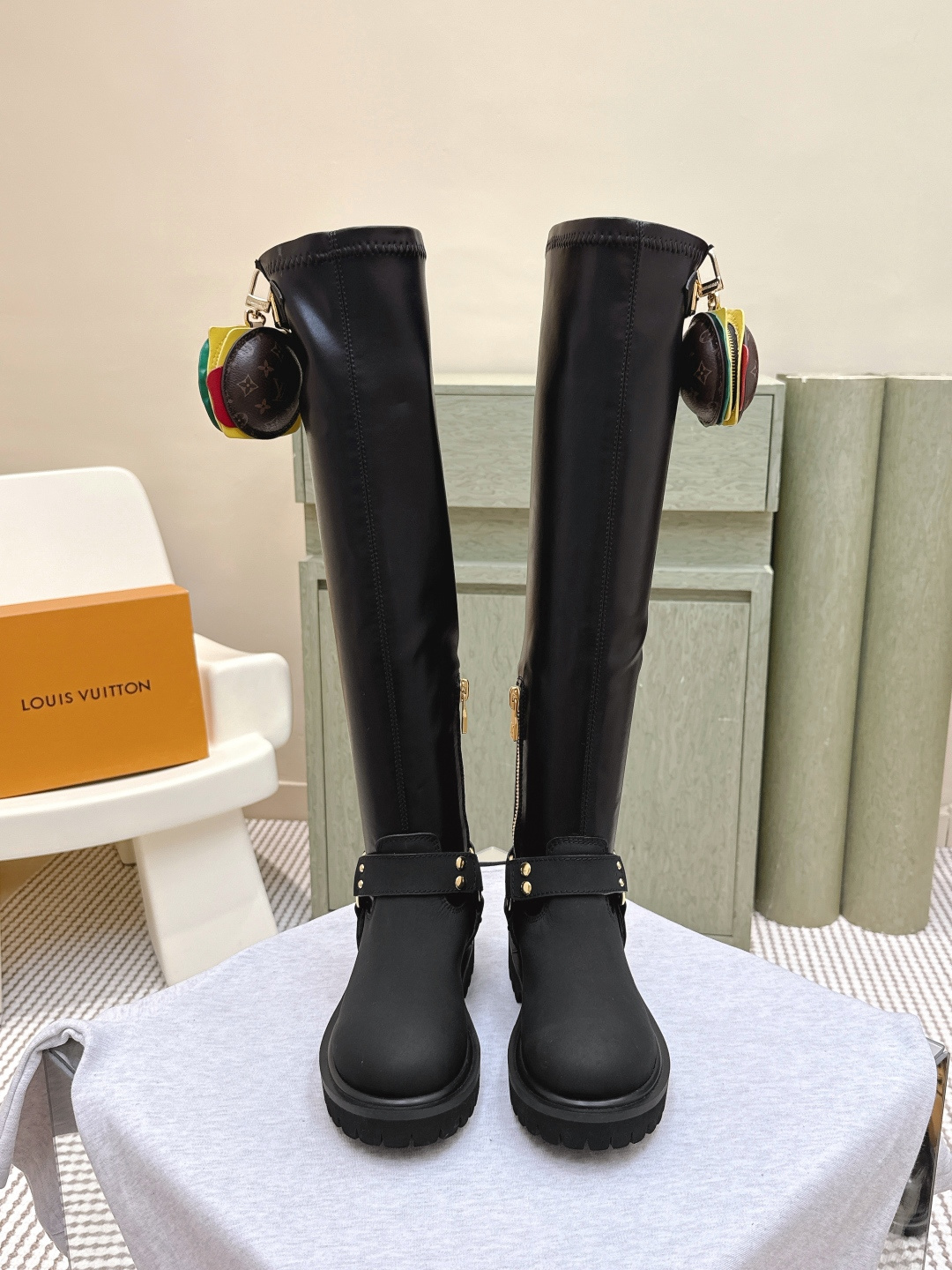 NO:534557,Purchase grade decorative bag｜D0061Louis vuiteeon lace-up latest Louis Vuitton co-branded new Martin boots This sponge cake thick-soled series is very exciting this year, wearing the best effect, and leading the fashion absolutely yyds!  Calfskin LV Remix derby draws inspiration from classic hiking boots, reimagines its proportions, creating a stylish and avant-garde outsole. The upper combines thick laces and hooks engraved with letters. The details are taken from Louis Vuitton leather products, especially the natural leather rear label with letter canvas key bells and yellow stitching. The shoe uses a thick rubber outsole. Upper calfskin/paper leather inner foot pad sheepskin sole original open mold TPU rubber outsole heel height 4cm Size35-39 (40.41 custom made without return), boots, louis vuitton, louis vuitton, louis vuitton, boots, cowhide, sheepskin19860909代购级 装饰包包｜D0061Louis vuiteeon 路易威登系带 最新款路易威登联名新款马丁靴 这款松糕厚底系列今年非常爆,穿上**效果,和时尚的引领绝对的yyds！ 小牛皮LV Remix derby从经典登山靴中汲取灵感,重新构想其比例,打造出时尚前卫的轮廓. 鞋面结合了厚鞋带和刻有字母花的钩子,细节取自路易威登皮革制品,特别是字母帆布钥匙铃和黄色缝线的天然皮革后标签.这款鞋采用了厚实的橡胶外底. 鞋面小牛皮/漆皮 内里垫脚羊皮 鞋底原版开模TPU橡胶大底 跟高4cm Size35-39（40.41订做不退换）,靴子,louis vuitton,louis vuitton,louis vuitton,boots,cowhide,sheepskin,Women's Shoes