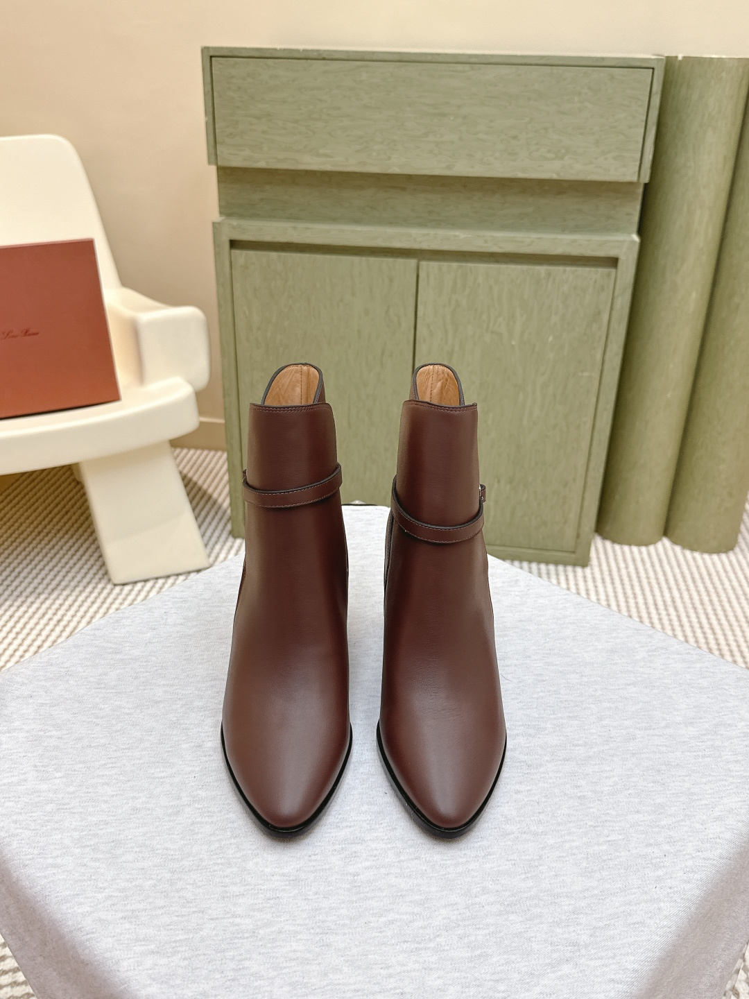 NO:536885,Purchase grade｜D0066Loro Piana Lss Autumn and Winter New Thick Heel Ankle Boots Pointed toe buckle high heel boots!  This short boot boot is made of natural and transparent waxy cowhide leather, adding elegant temperament to urban outfits. The highlight of its design lies in the slender ankle strap, which is fixed by buckles, highlighting simple and smooth three-dimensional lines. The square heel design with moderate height can show a calm attitude whether it is for day trips or evening parties. The upper is imported calfskin, the inner footbed is water-dyed cowhide, and the Italian imported thick leather outsole Heel height: 7cm Size: 35-41 (40.41 custom-made non-return and exchange), boots, loro piano, boots, cowhide, Leather soles19860909代购级｜D0066Loro Piana 诺悠翩雅 Lss 秋冬新款粗跟踝靴尖头搭扣高跟短靴！ 这款短靴靴采用自然透亮蜡感牛皮革精制,为都市着装增添优雅气质.其设计亮点在于纤细的踝带,通过搭扣固定,凸显简洁流畅的立体感线条.高度适中的方跟设计,无论是日间出行或晚间聚会,皆能展现从容姿态. 鞋面采用进口小牛皮 内里垫脚水染牛皮 意大利进口加厚真皮大底 跟高:7cm 码数:35-41（40.41定做不退换）,靴子,loro piana,boots,cowhide,Leather soles,Women's Shoes