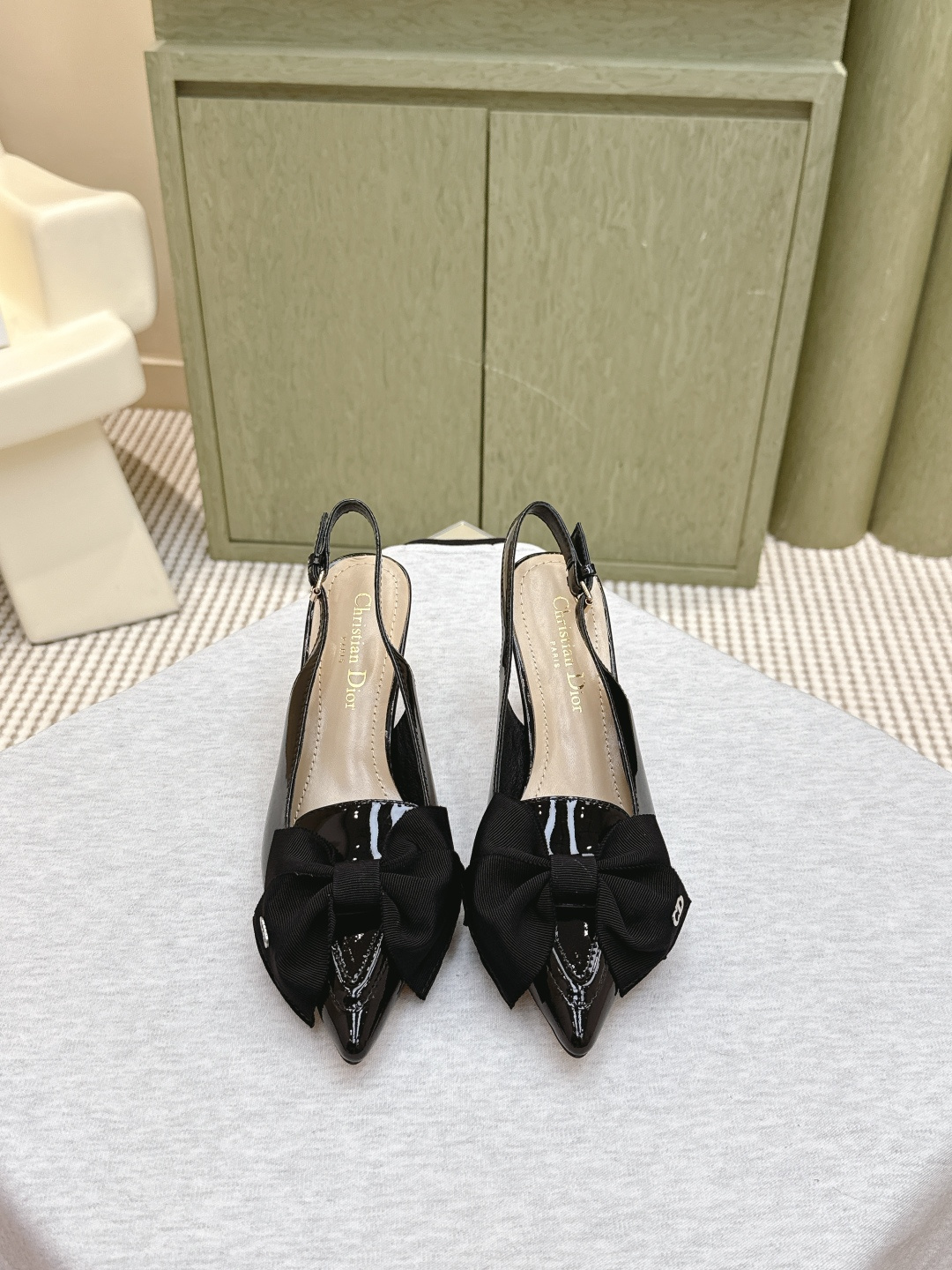 NO:544309,Purchase grade｜D008125sDior D-My Hardware Letter Buckle Pointed Toe High Heels Flat Kitten Heels Back Sandals This My Dior High Heels are a new product in the 2025 spring and summer ready-to-wear series, demonstrating the exquisite elegance. It is carefully crafted with cowhide leather, pointed toe design, embellished with the golden metal Christian Dior Paris logo, which is recognizable, and demonstrates the extraordinary exquisite craftsmanship of Dior. The hollow decoration 5cm 8.5cm graphic style heels complement each other, making the fashionable design more elegant. Upper cow patent leather, inner foot pad sheepskin sole Italian leather outsole Heel height 5cm 8.5cm Size 35-39 (34.40.41.42 Customized without return and exchange), high heel sandals, dior, dior, sandals, high  heels, cowhide, sheepskin, Leather soles19860909代购级｜D008125sDior迪奥D-My 五金字母扣尖头高跟鞋平底小猫跟后空凉鞋 这款My Dior 高跟鞋是二零二五春夏成衣系列新品,彰显精致的优雅气质.采用牛皮革精心制作,尖头设计,点缀以金色饰面金属Christian Dior Paris标志,富有辨识度,彰显Dior 非凡的精湛工艺.镂空装饰5cm 8.5cm图形风格鞋跟相得益彰,令时尚的设计更显典雅 鞋面牛漆皮 内里垫脚羊皮 鞋底意大利真皮大底 跟高5cm 8.5cm 码数35-39（34.40.41.42定做不退换）,高跟鞋凉鞋,dior,dior,sandals,high heels,cowhide,sheepskin,Leather soles,Women's Shoes