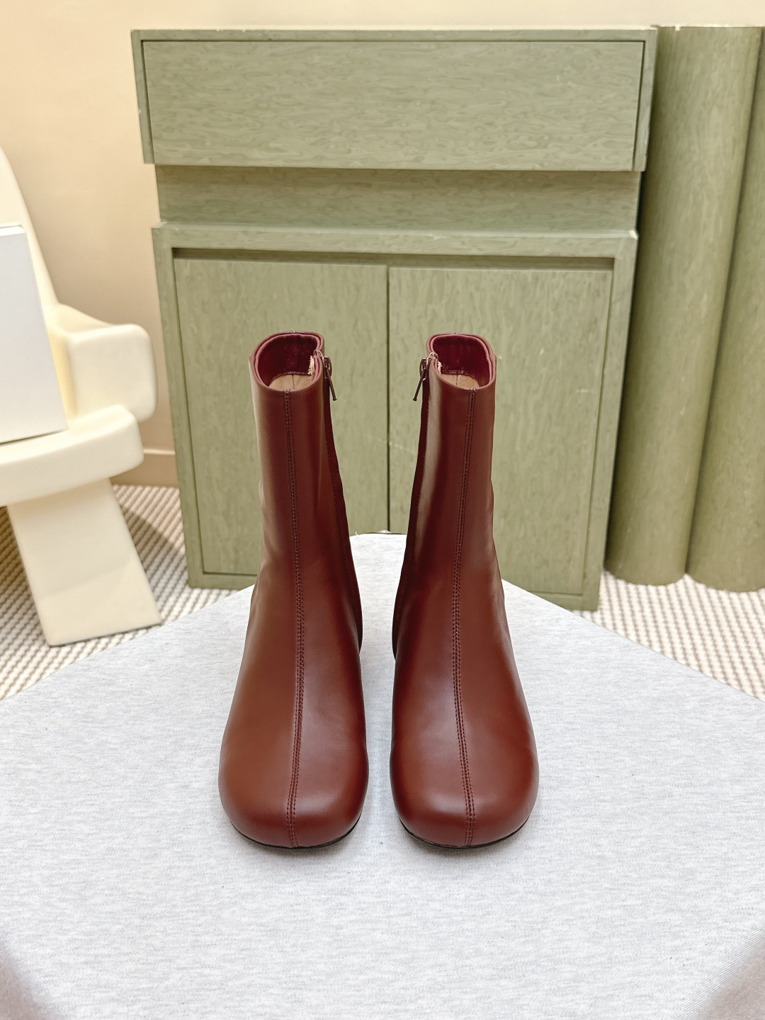 NO:544299,Purchase grade | D0090LEMAIRE 2025 early autumn new style, thick heel round toe simple high-end short boots side zipper high-heeled ankle boots This pair of hot is directly exploded. What a beautiful pair!  Very simple and casual, low-key and tasteful, exuding a charming temperament everywhere!  I really like a pair of high-end and practical shoes that are expressed in this casual and lazy way!  Upper top layer cowhide, inner foot pad water dyed sheepskin, sole Italian leather outsole, heel height 5cm, size 35-39 (40.41.42 custom made without return), boots, boots, cowhide, sheepskin, Leather soles19860909代购级｜D0090LEMAIRE 2025早秋新款 粗跟圆头简约高级短靴侧拉链高跟踝靴 这双热度直接爆炸啦 太好看的一双啦！极简随意,低调有品,处处散发着迷人的气质！ 一双高级又实用的好鞋用这种随意又慵懒的方式表达出来,我真的超级喜欢！ 鞋面头层牛皮 内里垫脚水染羊皮 鞋底意大利真皮大底 跟高5cm 码数35-39（40.41.42定做不退换）,靴子,boots,cowhide,sheepskin,Leather soles,Women's Shoes