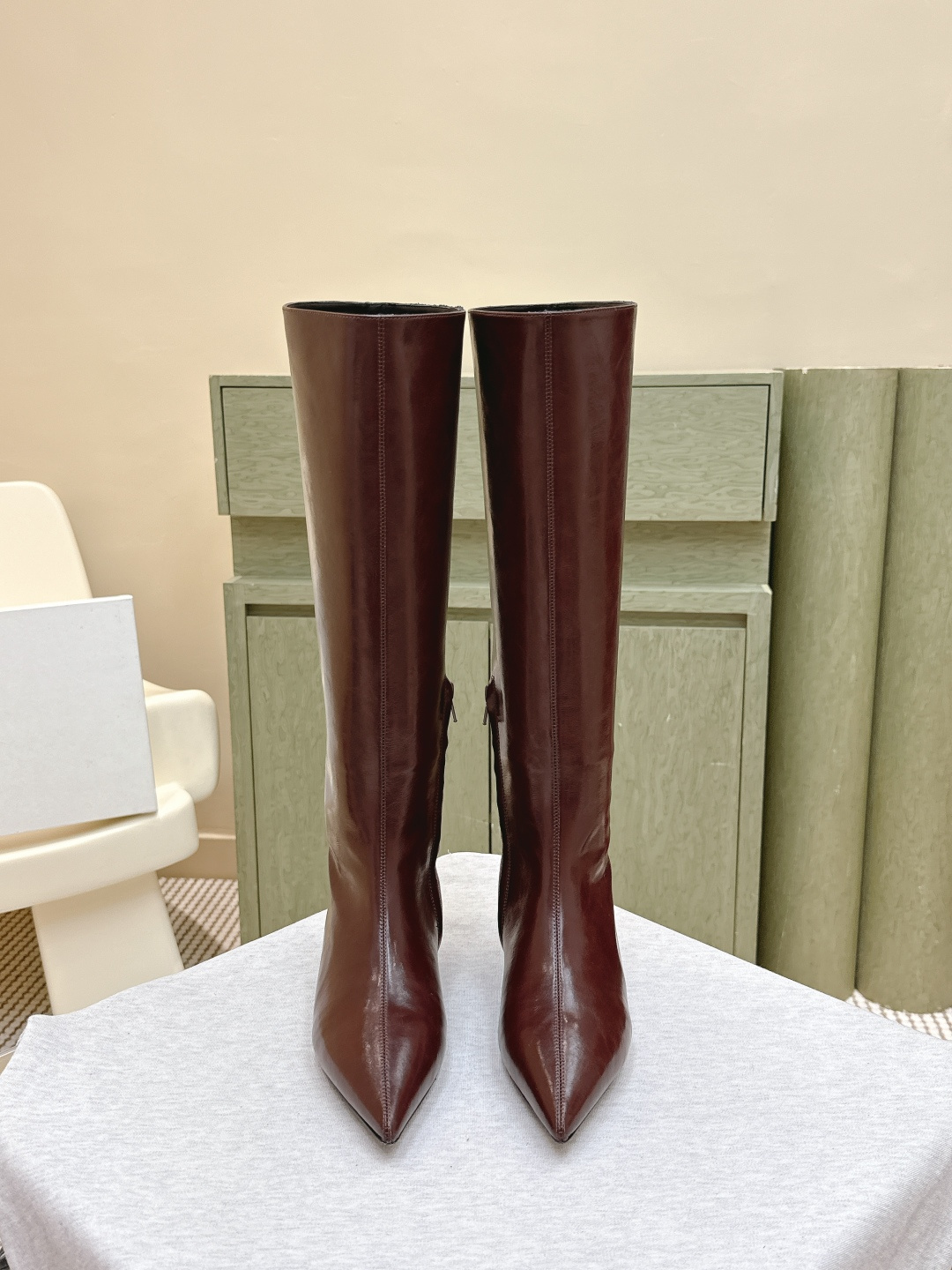 NO:544277,Purchase grade | D0083khaite25 early autumn new retro wedge boots, pointed toe-in-high elastic boots, minimalist, avant-garde, sharp and fearless design has made Khaite a hit in the fashion industry in recent years. In just a few years, it has become one of the most popular clothing brands. It is simple and daily, without losing its femininity and sensibility, making many Old Celine, fashionable celebrities and independent women obsessed with it!  Intellectual and elegant!  Cowhide upper, inner foot pad sheepskin, sole, Italian leather outsole, heel height approximately 5.5cm, size 35-39 (40.41 custom made without return), boots, celine, boots, cowhide, sheepskin, Leather soles19860909代购级｜D0083khaite25早秋新款复古坡跟长靴 尖头内增高弹力长靴 极简前卫、锋利和无畏的设计,让Khaite近年响亮时尚界.短短几年间已经成为最受欢迎的服装品牌之一.它简约日常,又不失女性化与感性,让很多Old Celine、时尚名人和独立女性为它痴迷！知性优雅！ 鞋面牛皮 内里垫脚羊皮 鞋底意大利真皮大底 跟高约5.5cm 码数35-39（40.41定做不退换）,靴子,celine,boots,cowhide,sheepskin,Leather soles,Women's Shoes