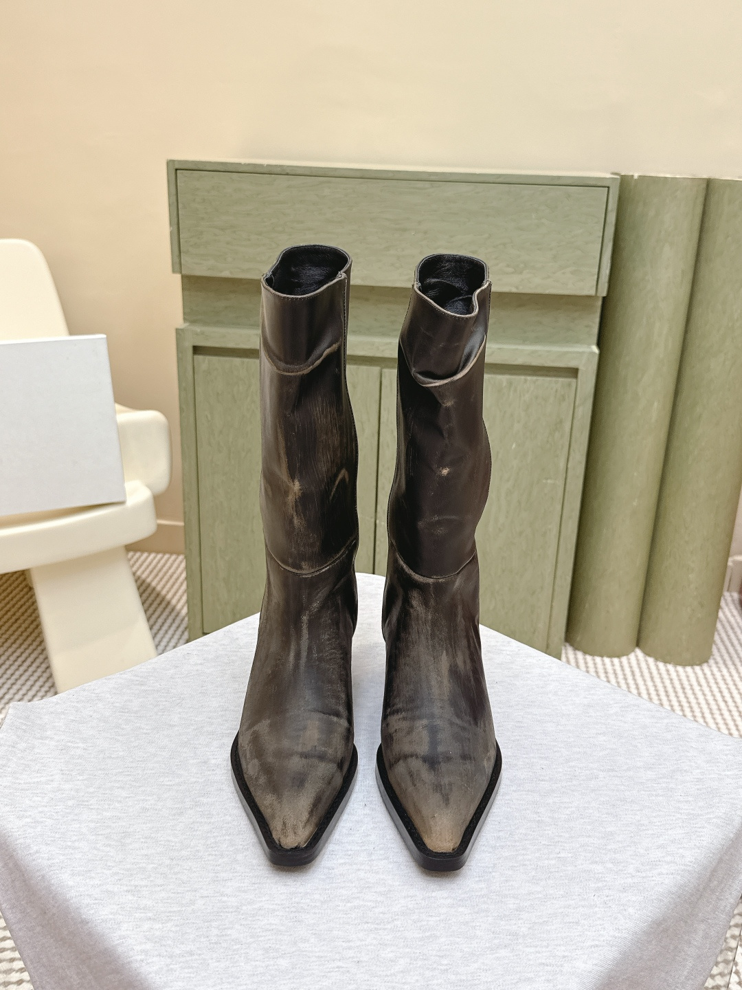 NO:544281,Purchase grade｜D0085KHAITE latest retro pointed-toe fashion boots in autumn and winter. Many celebrity fashion bloggers plant grass. Weld the 'cool sausage' on the legs. Neat square heel + pointed toe. Grab the neat aura. The urban workplace women's style has a slack feeling. Wear it directly to unlock the 'walking and windy' mode, match it with skirts. The trousers are all in a storm. Fashionable wardrobe needs. Imported calfskin on the upper, inner footbed mixed-bred sheepskin. Heel height 4.5CM. Original open mold rubber sole. Size35-40 (40 custom made and not returned or exchange), boots, boots, skirts, cowhide, sheepskin19860909代购级｜D0085KHAITE秋冬最新款复古尖头时装长靴  超多明星时尚博主种草 把“酷飒”焊在腿上 利落方跟+尖头 拿捏利落气场 都市职场女性风格自带松弛感 穿上直接解锁「走路带风」模式,搭配裙装 裤装都炸场 时髦精衣柜刚需 鞋面进口小牛皮 内里垫脚混种羊皮 跟高4.5CM 大底原版开模橡胶底 Size35-40（40 定做不退换）,靴子,boots,skirts,cowhide,sheepskin,Women's Shoes