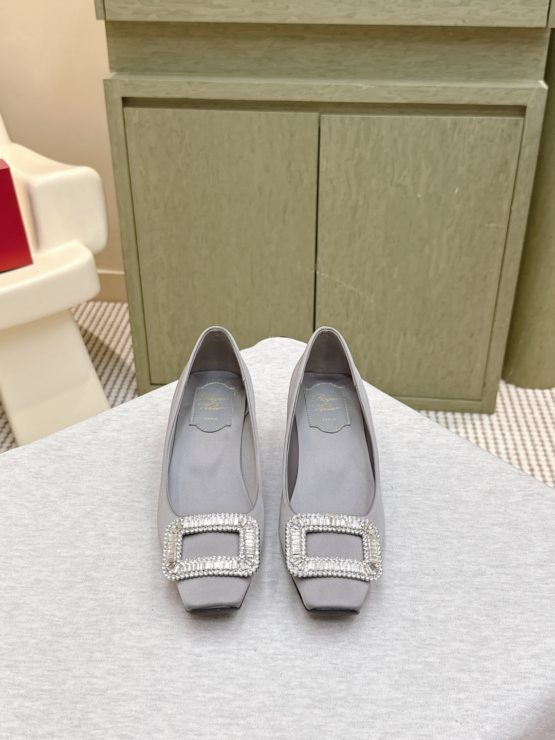 NO:544289,Purchase grade | D0995 counter Jewel heel series new patent leather buckle shoes are available!  ★★★★★ A high-end style, the new square diamond buckle is luxurious and exquisite, full of high-end feeling, and the commuter style is well-equipped. The upper is imported customized fabric beef patent leather. Inner: sheepskin inner lining + footbed sheepskin, Italian genuine leather sole. Shoe size: 35-41 (40 41 customization, no return or exchange) Delivery luxury latest counter synchronous packaging, high heels, sheepskin, Leather soles19860909代购级｜D0995专柜Jewel heel系列新款漆皮扣单鞋上新 ！ ★★★★★ 气质高级的一款,新款方钻扣上脚奢华精致,高级感满满,通勤风名媛风都妥 鞋面进口定制面料牛漆皮 内里: 羊皮内里+垫脚羊皮 大底意大利真皮大底 鞋码: 35-41（40 41定制不退换） 配送豪华最新专柜同步包装,高跟鞋单鞋,high heels,sheepskin,Leather soles,Women's Shoes