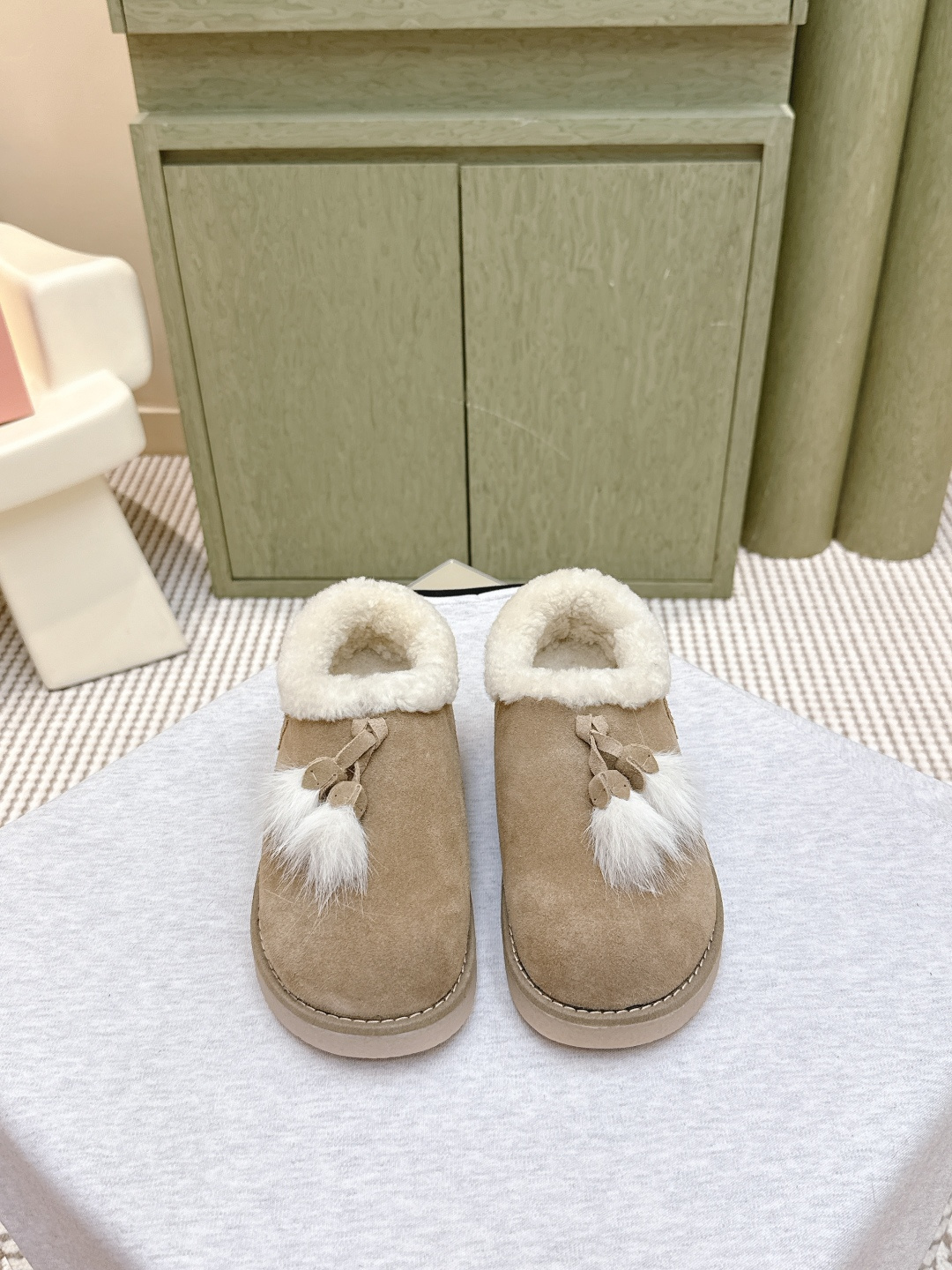 NO:544859,Purchase grade｜D0098MiuMiu 25ss autumn and winter catwalk wool short boots snow boots fur shoes often appear on the covers of major fashion magazines·Everyone stars and bloggers of Xiaohongshu are all favorites. The strap design makes you look more elegant, and the one that is particularly amazing to your feet. You won’t regret it when you close your eyes. It is very comfortable and stable to wear. It is salty and sweet when you match it (ZP developed hardware, customized colors) The upper is imported high mercerized beef velvet inner lining imported wool sole ZP open mold sole Size#35-41 (40 41 customized without return or exchange), snow boots, miumiu, boots19860909代购级｜D0098MiuMiu 缪缪 25ss秋冬走秀款 羊毛小短靴雪地靴毛毛鞋 经常出现在各大时装杂志封面·各路明星、小红书博主都有钟爱 搭配绑带设计更显优雅,上脚尤为惊艳到你的一款 闭眼入都是不会后悔·上脚非常舒服超级稳·搭配还是可咸可甜（ZP开发五金、订制颜色） 鞋面进口高丝光牛反绒 内里进口羊毛内里 鞋底ZP开模大底 Size#35-41（40 41订做不退换）,雪地靴,miumiu,boots,Women's Shoes